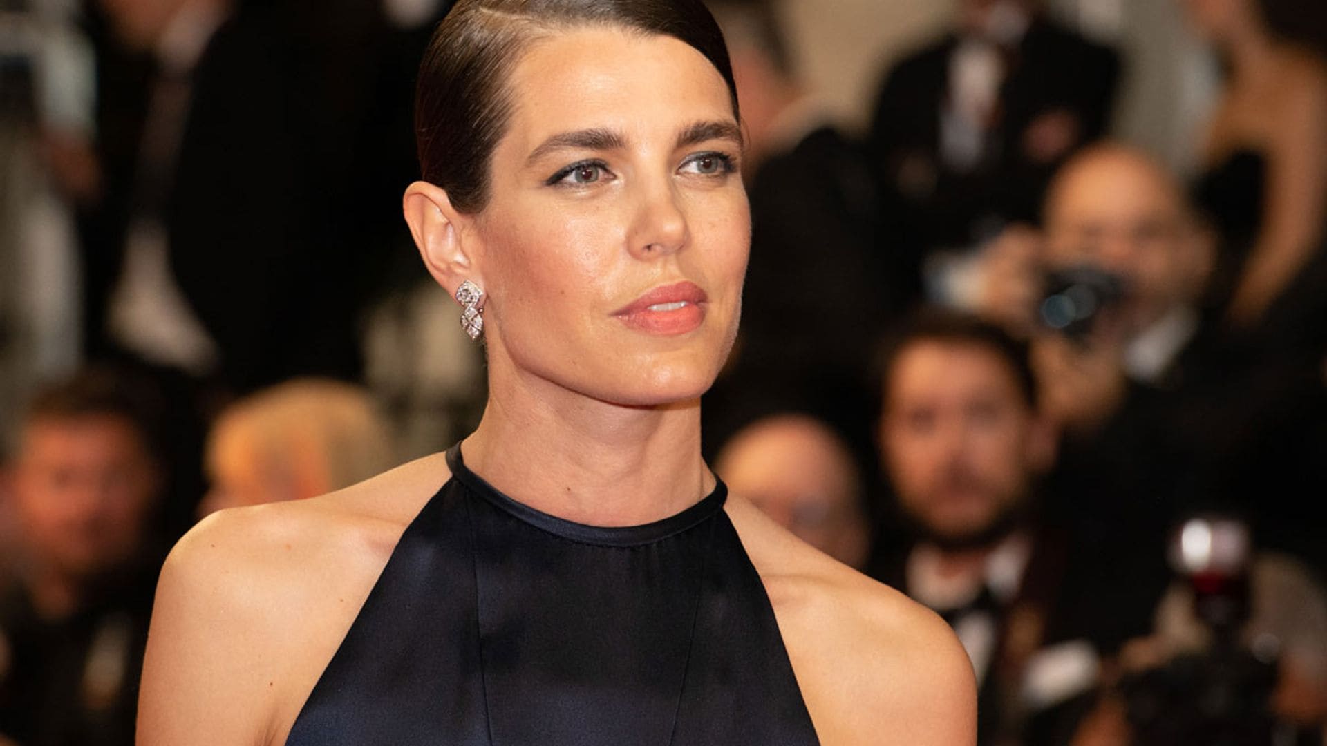 Carlota Casiraghi, espectacular en la Croisette con el escote que adoran reinas y aristócratas