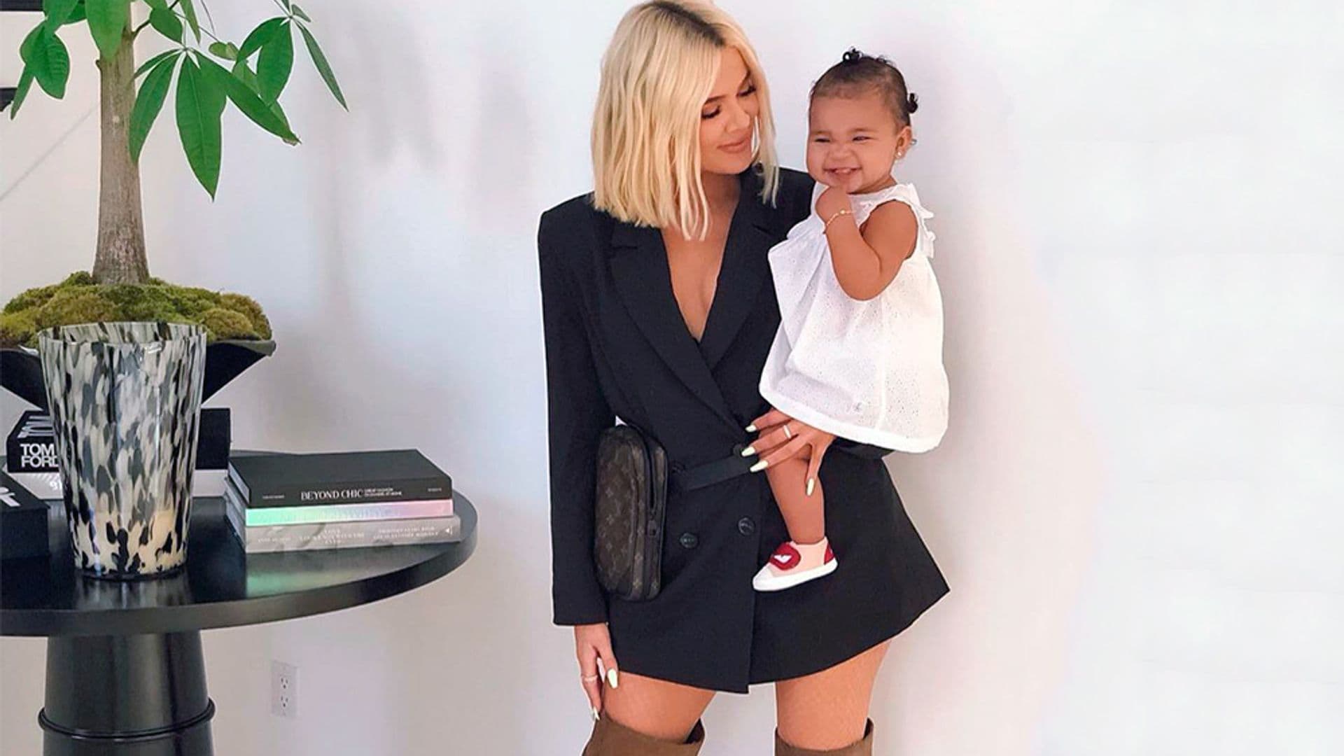 'Slip dress' y deportivas, el look de cumpleaños de Khloé Kardashian y su hija True