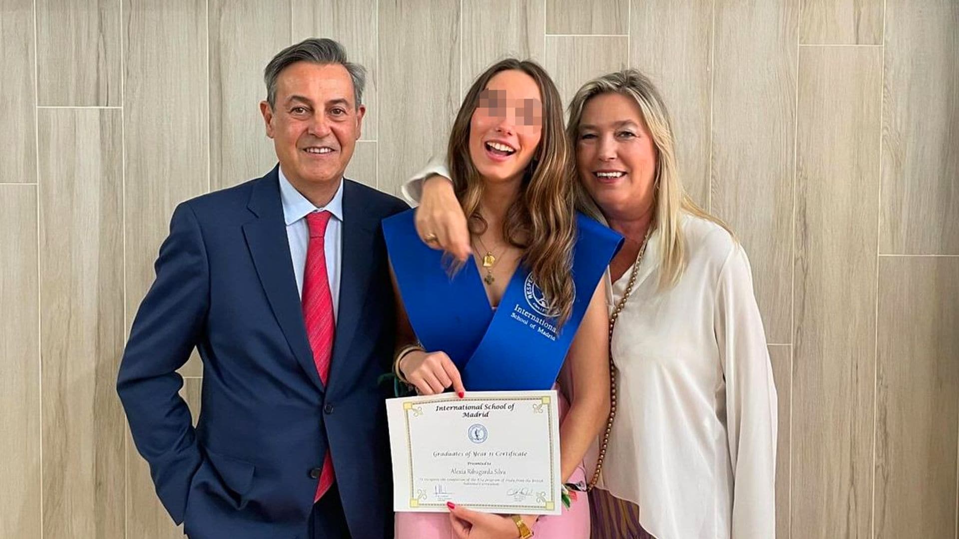 Los periodistas José Ribagorda y Loles Silva en la graduación de su hija Alexia, junio de 2024
