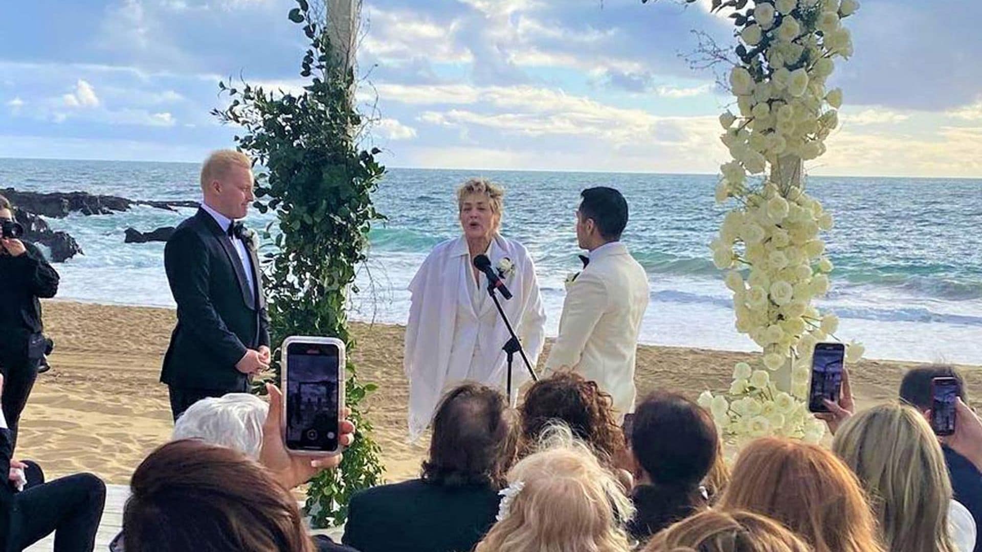 Las sorprendentes imágenes de Sharon Stone oficiando una boda, ¡y no es una película!