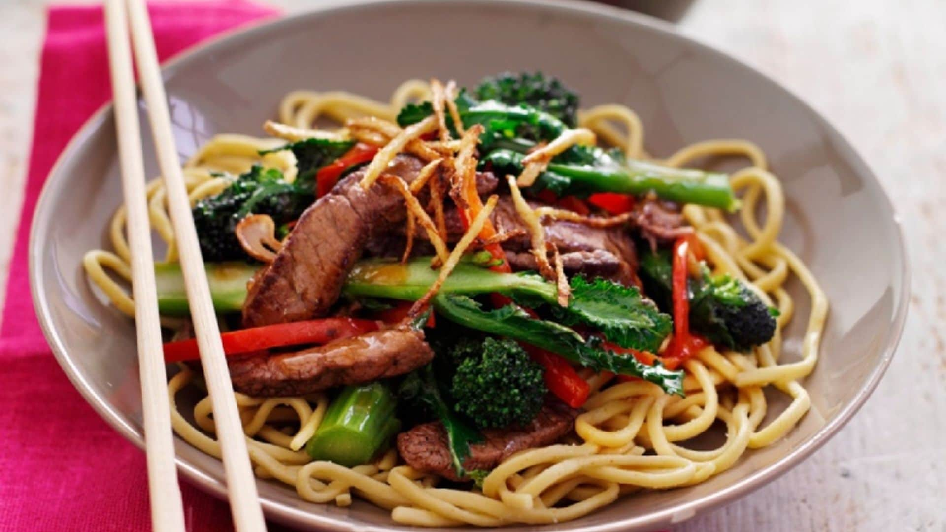 'Noodles' con ternera 'teriyaki' y brócoli