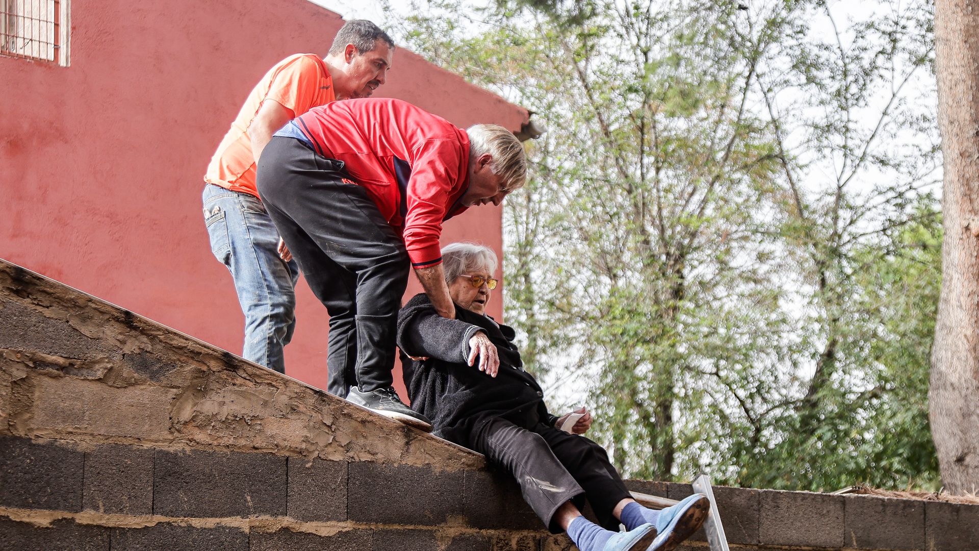 Los vecinos de un pueblo hacen una cadena humana para salvar las vidas de los ocupantes de una ambulancia atrapada