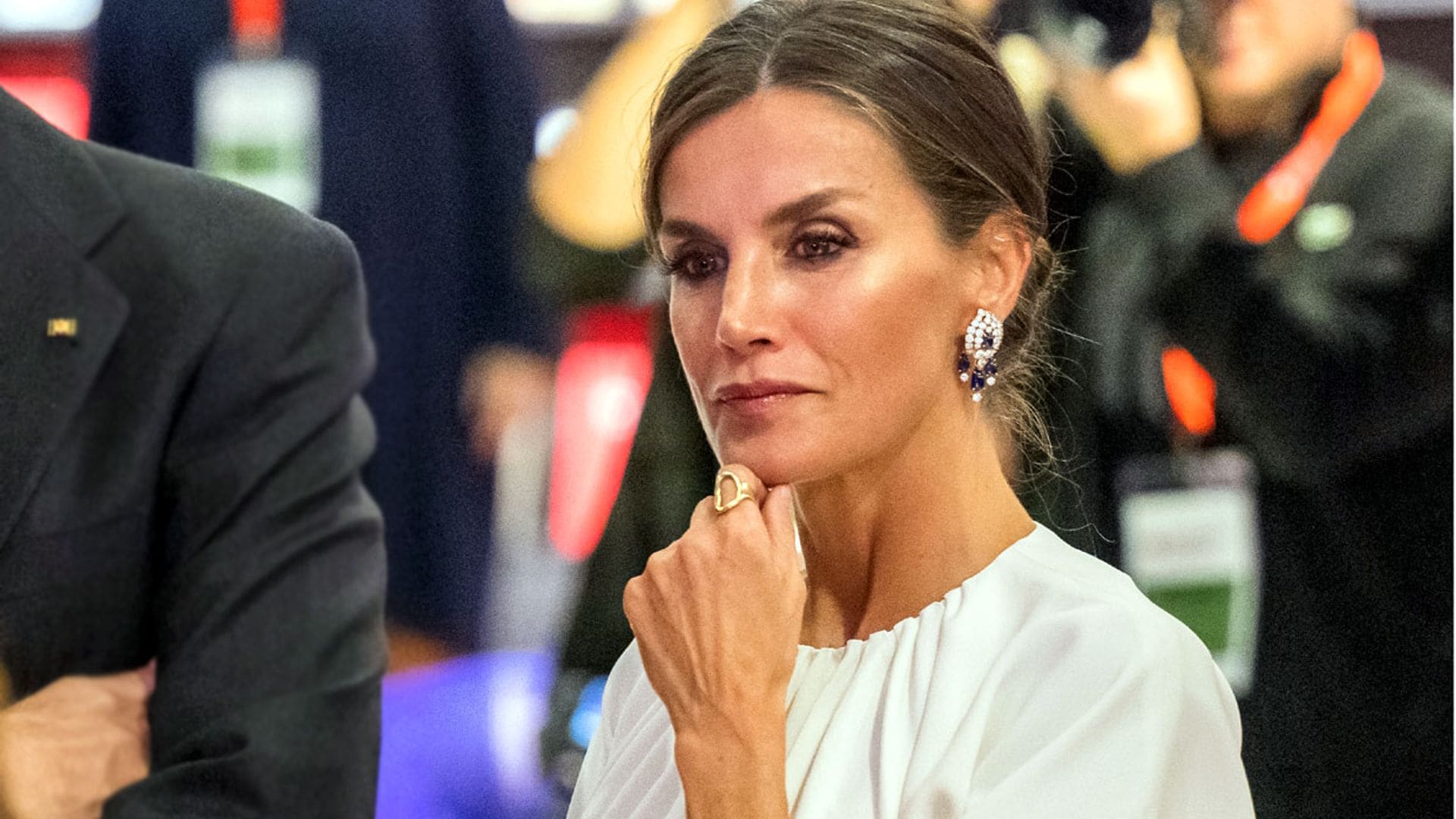 La Reina estrena un look 'made in Germany' con los pendientes de zafiro de doña Sofía