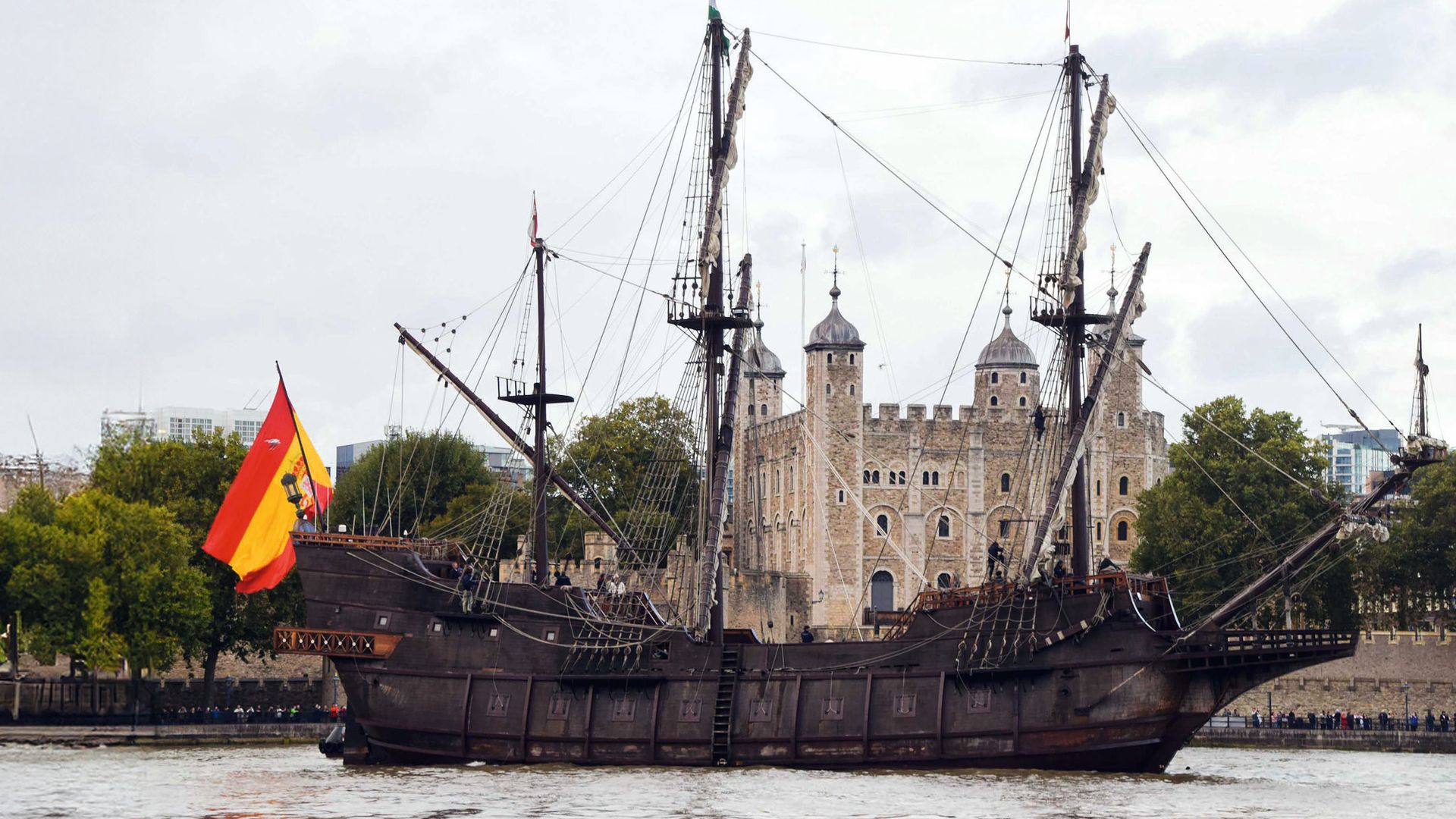 Las espectaculares imágenes del puente de Londres dando paso al galeón 'Andalucía', una joya española de la navegación