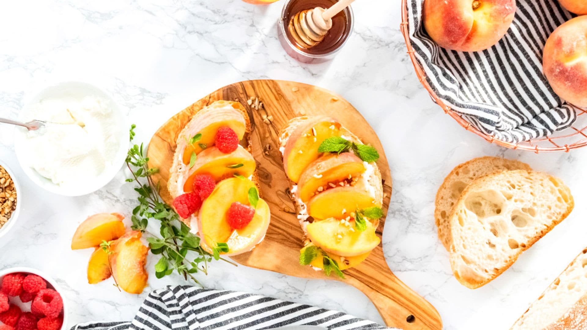 Tostadas de melocotón con queso crema y frutos rojos