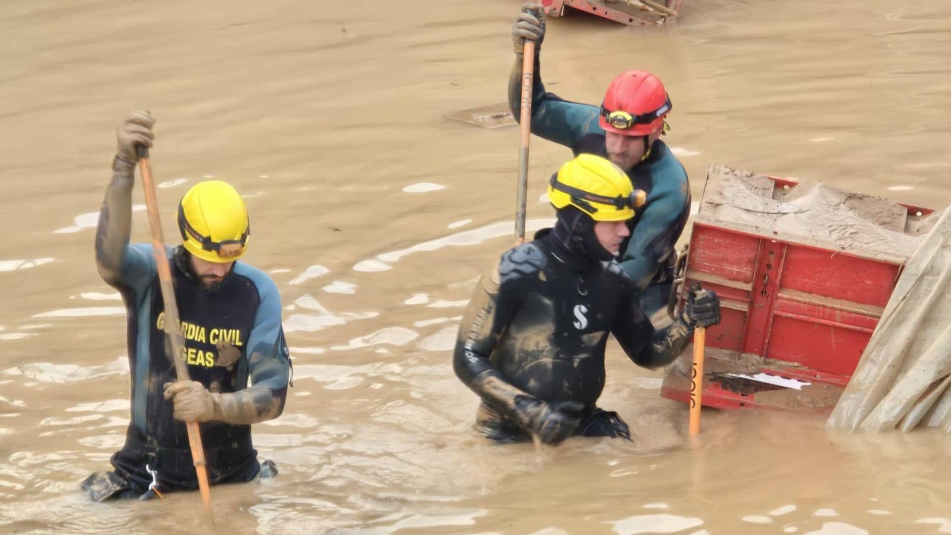 Así trabajan los guardias reales enviados por el Rey en las zonas más afectadas