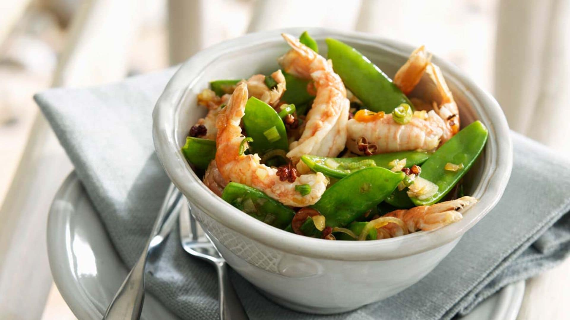 Ensalada de tirabeques y cigalas con jamón y tomate seco