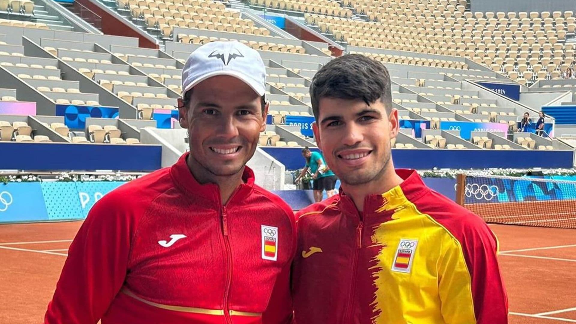 ​Rafa Nadal y Carlos Alcaraz llegan a los Juegos Olímpicos de París 2024, ¡todos quieren una foto con ellos!