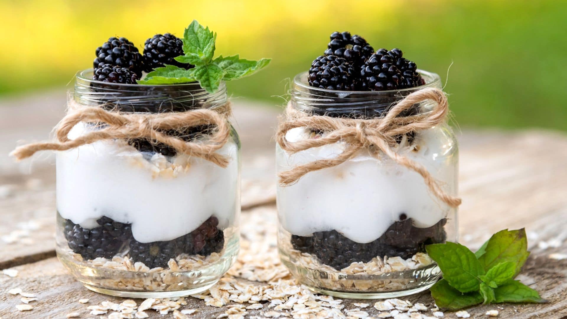 Postre de moras, yogur y avena