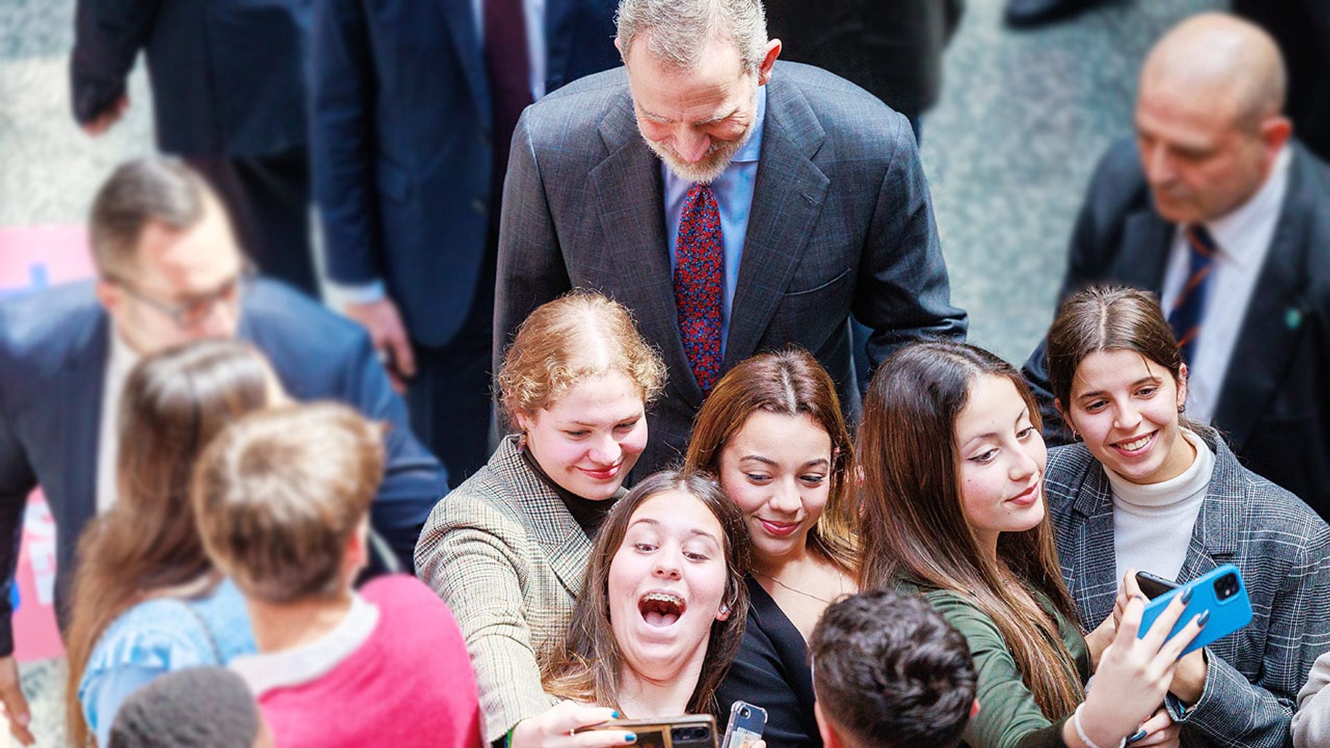 ¡Todos quieren un 'selfie'! El rey Felipe causa sensación entre los jóvenes en Cádiz