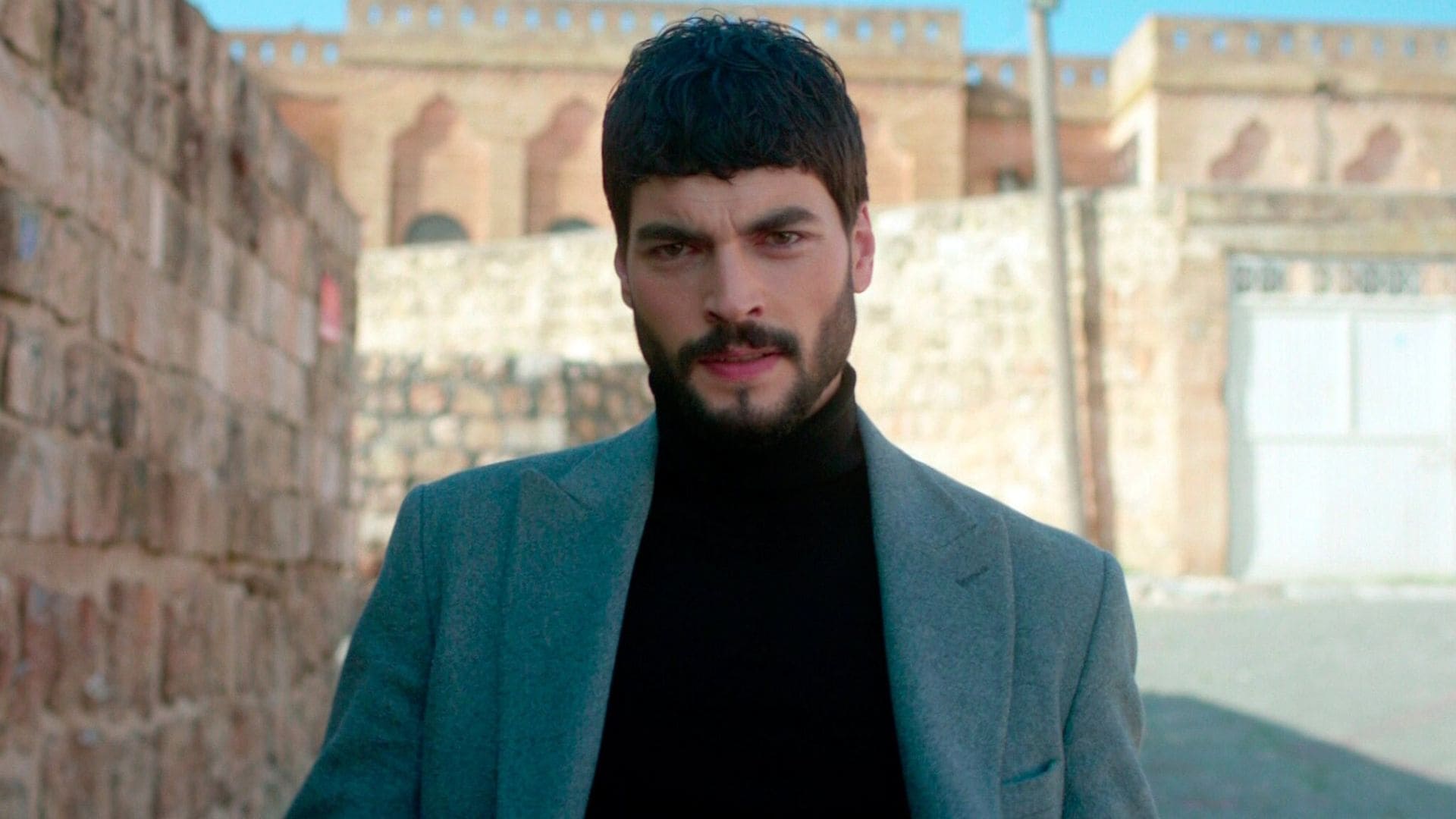 10 Cosas que no sabías de Akin Akinözü, el galán de ‘Hercai: Amor y venganza’