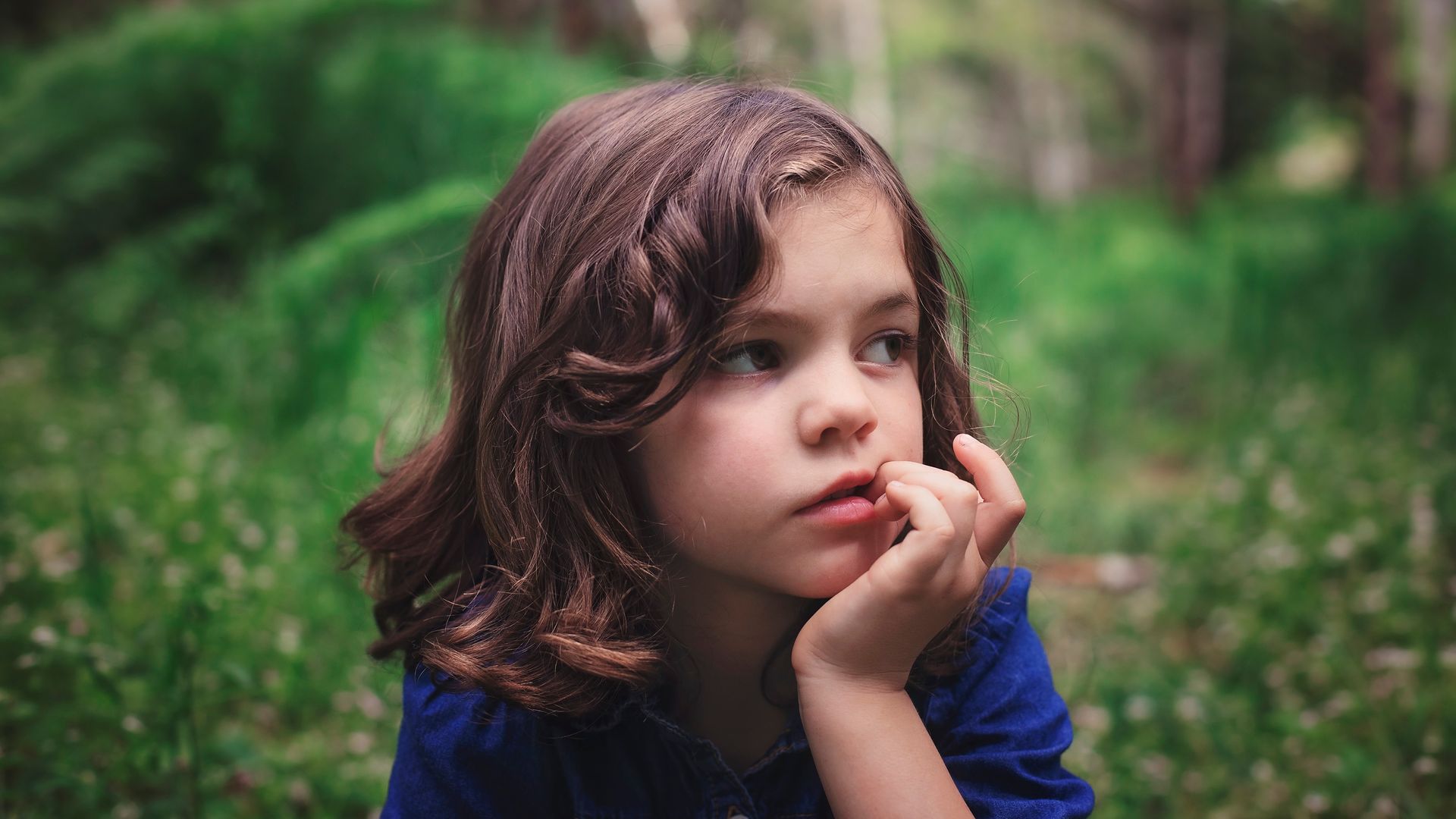 Niño se muerde las uñas