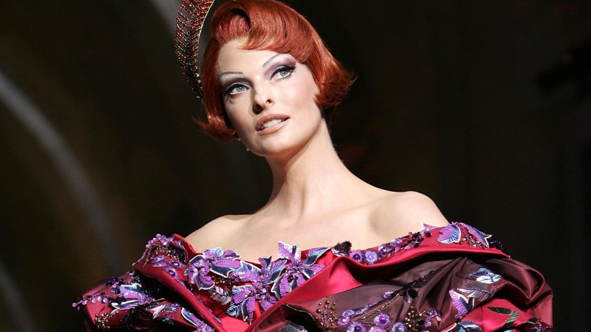 15 momentazos de Linda Evangelista sobre la pasarela por su 58 cumpleaños