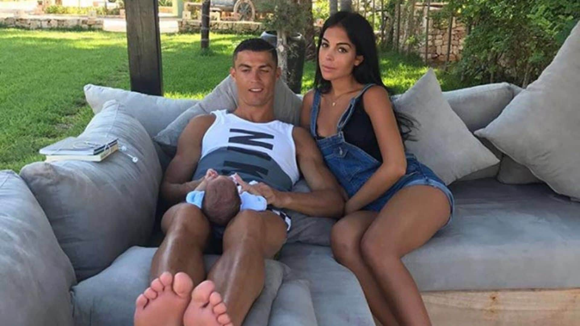 Cristiano Ronaldo comparte su imagen más familiar con Georgina y uno de sus mellizos