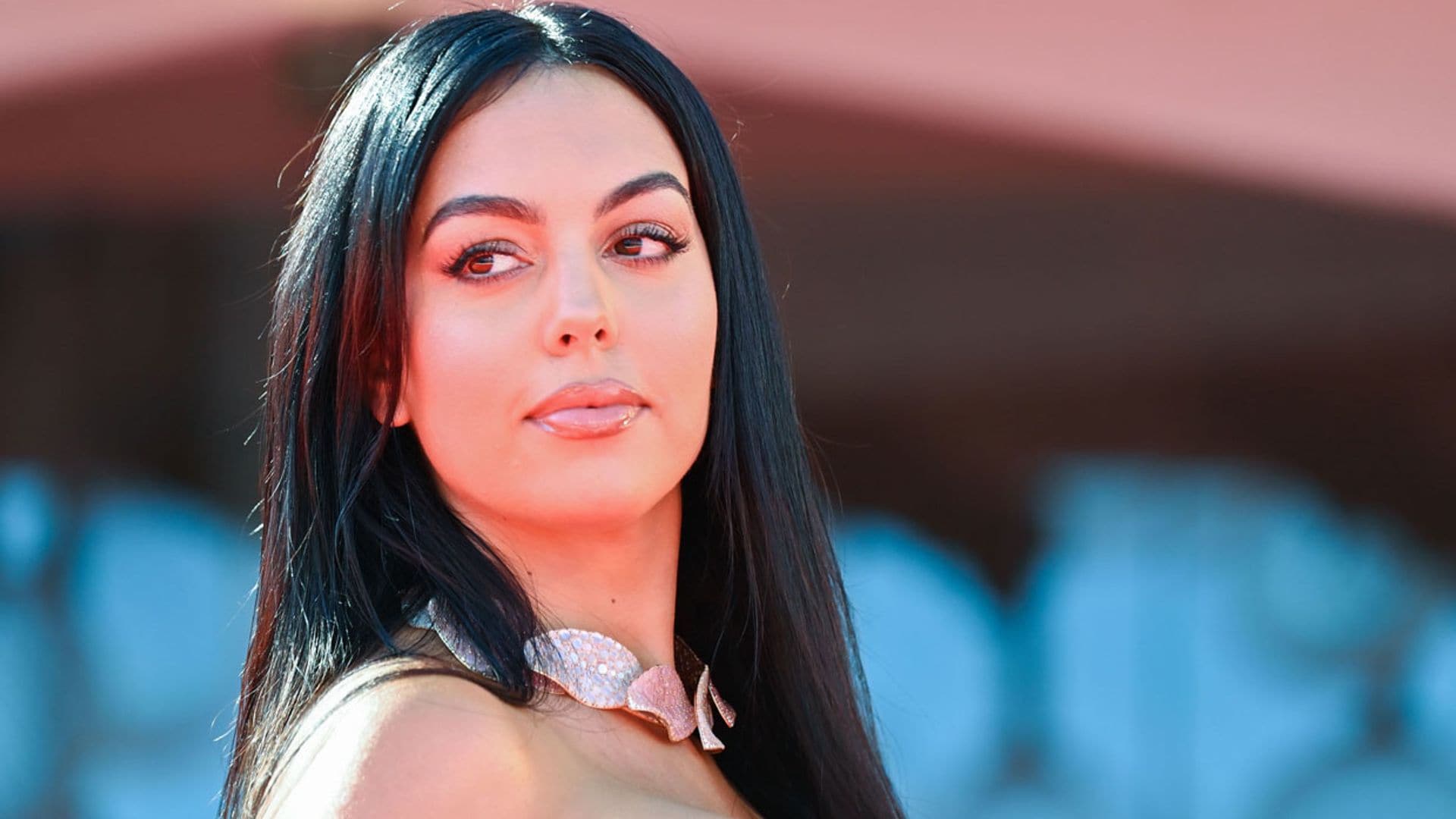 Más parecida a Kim Kardashian que nunca: analizamos el maquillaje de Georgina en Venecia