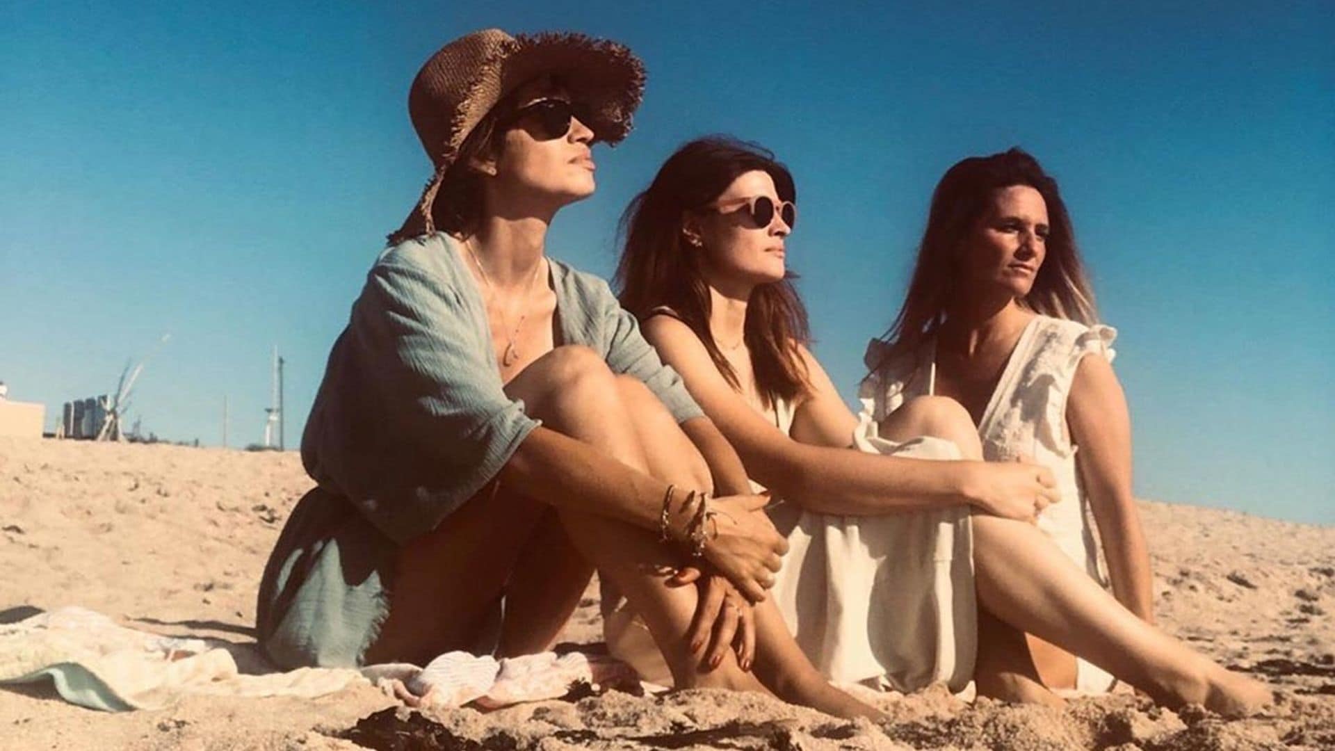 Sara Carbonero disfruta de un veraniego y bucólico día de playa con amigas