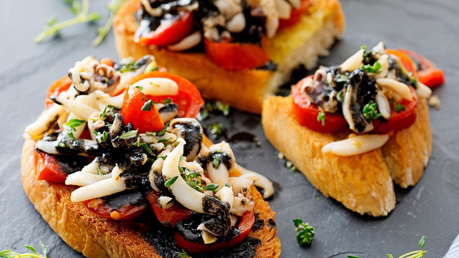 Tostas de calamar con tomatitos