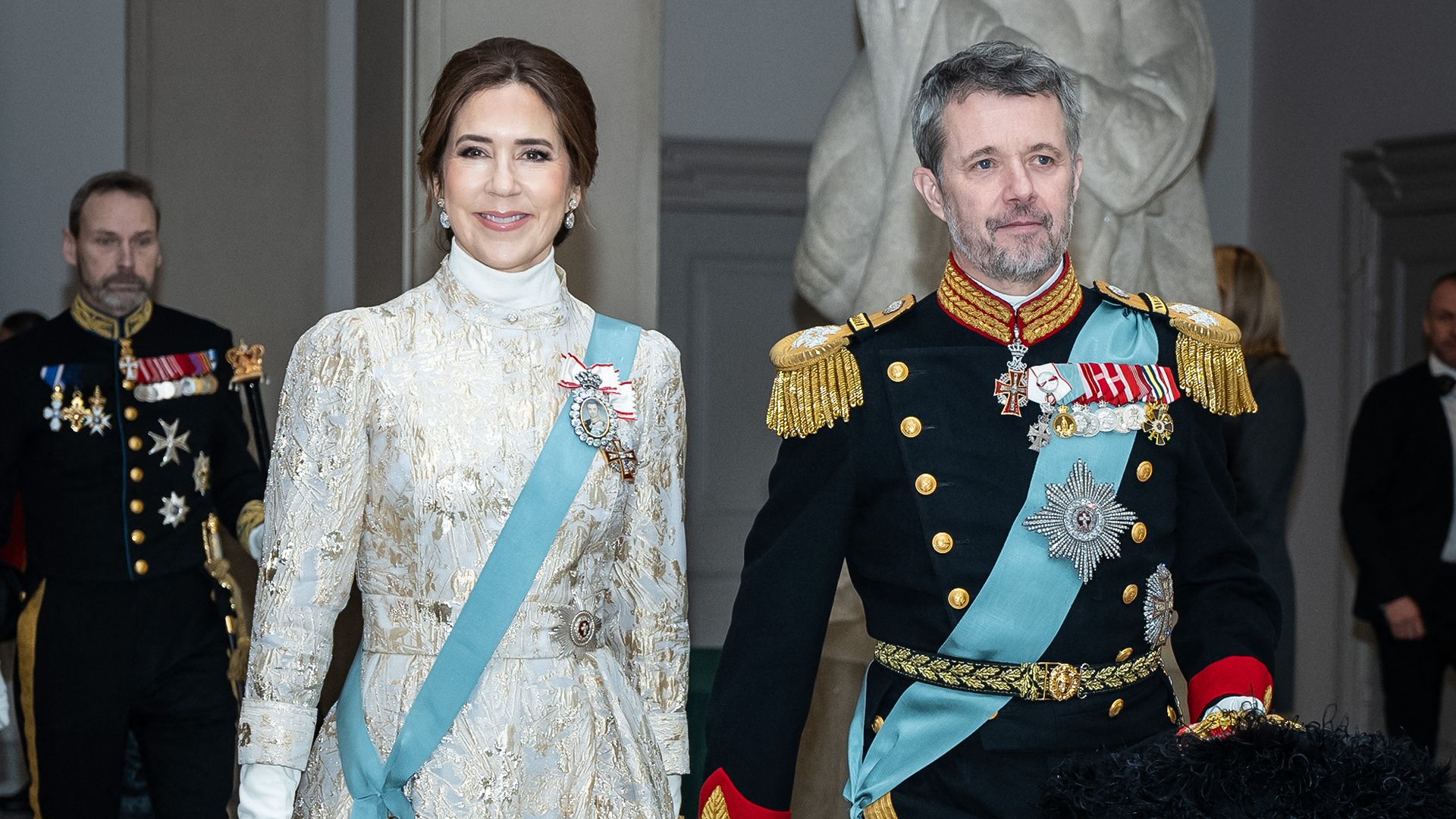 Mary de Dinamarca, elegantísima con traje brocado y joyas reales en la recepción de año nuevo