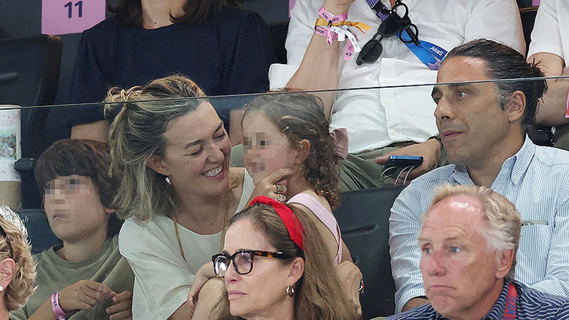Marta Ortega, pura ternura con sus hijos Amancio y Matilda en los Juegos Olímpicos de París