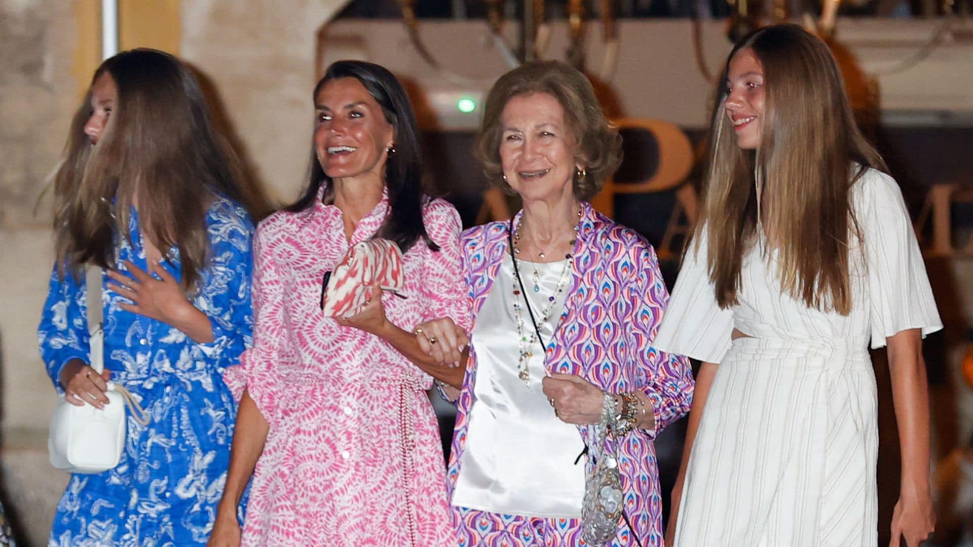 Citas culturales, paseos en barco... los otros planes de verano de la Reina y sus hijas con doña Sofía