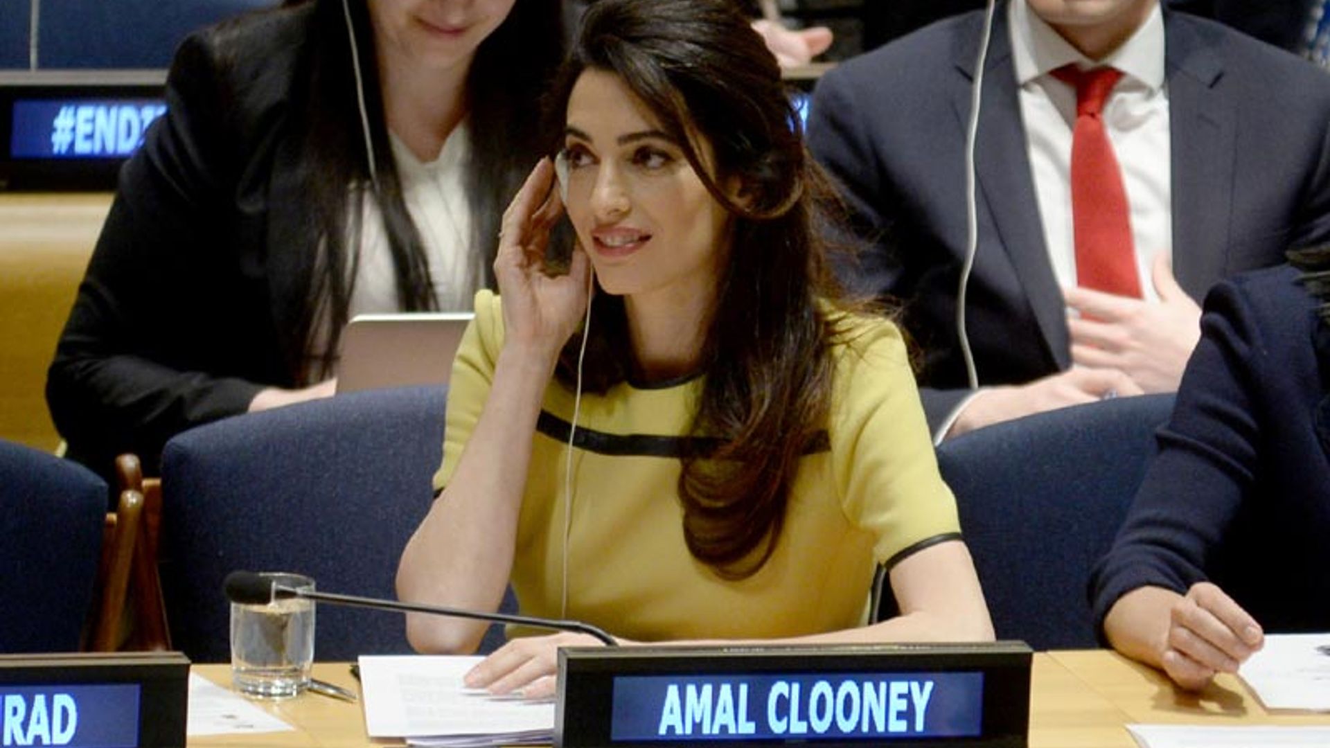 Amal Clooney, una premamá comprometida y con estilo