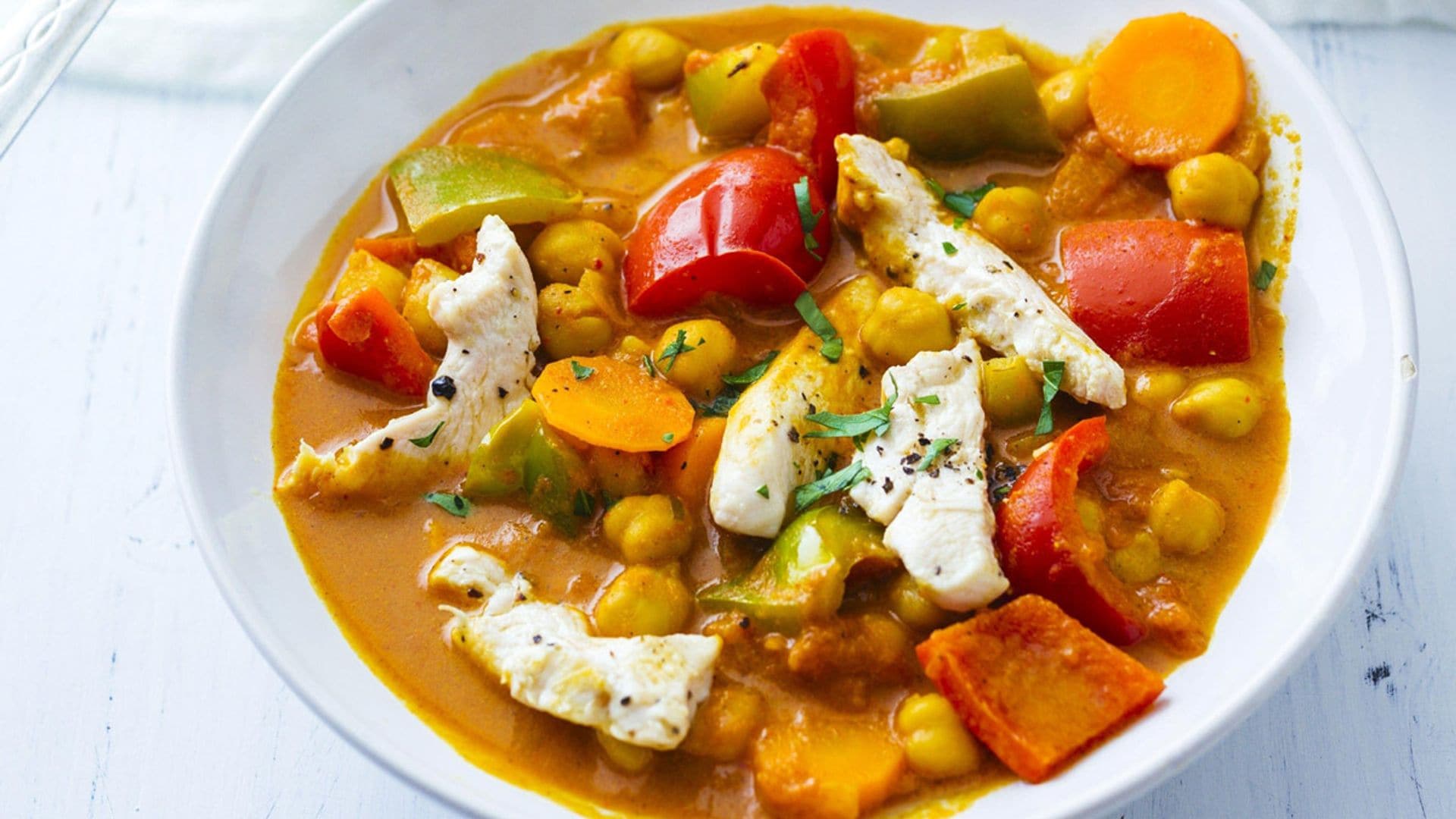 Garbanzos guisados con pollo y verduras al estilo hindú