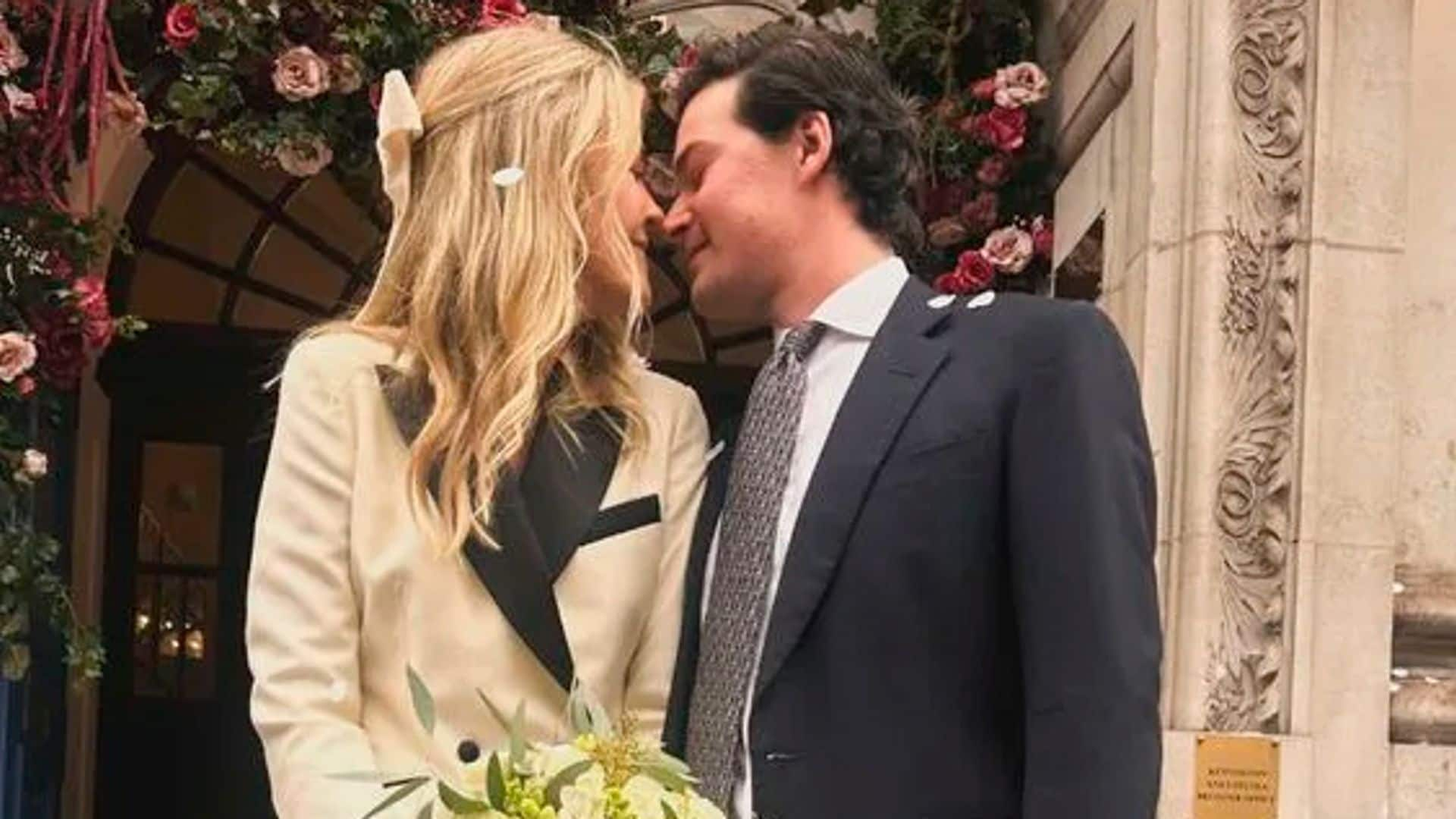 Phoebe Knatchbull, prima de los príncipes Guillermo y Harry, se ha casado en Londres con un vestido diseñado por su hermana