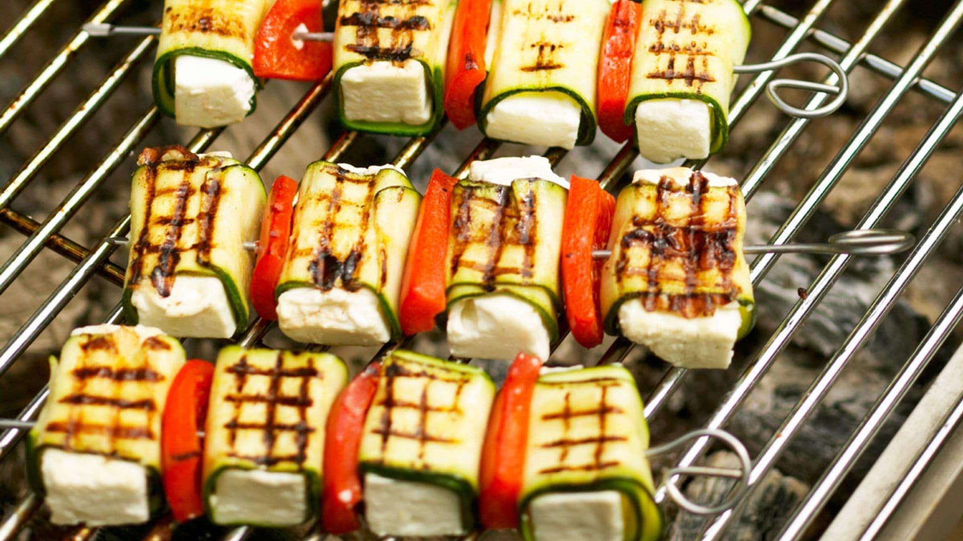 Brochetas de queso con verduras