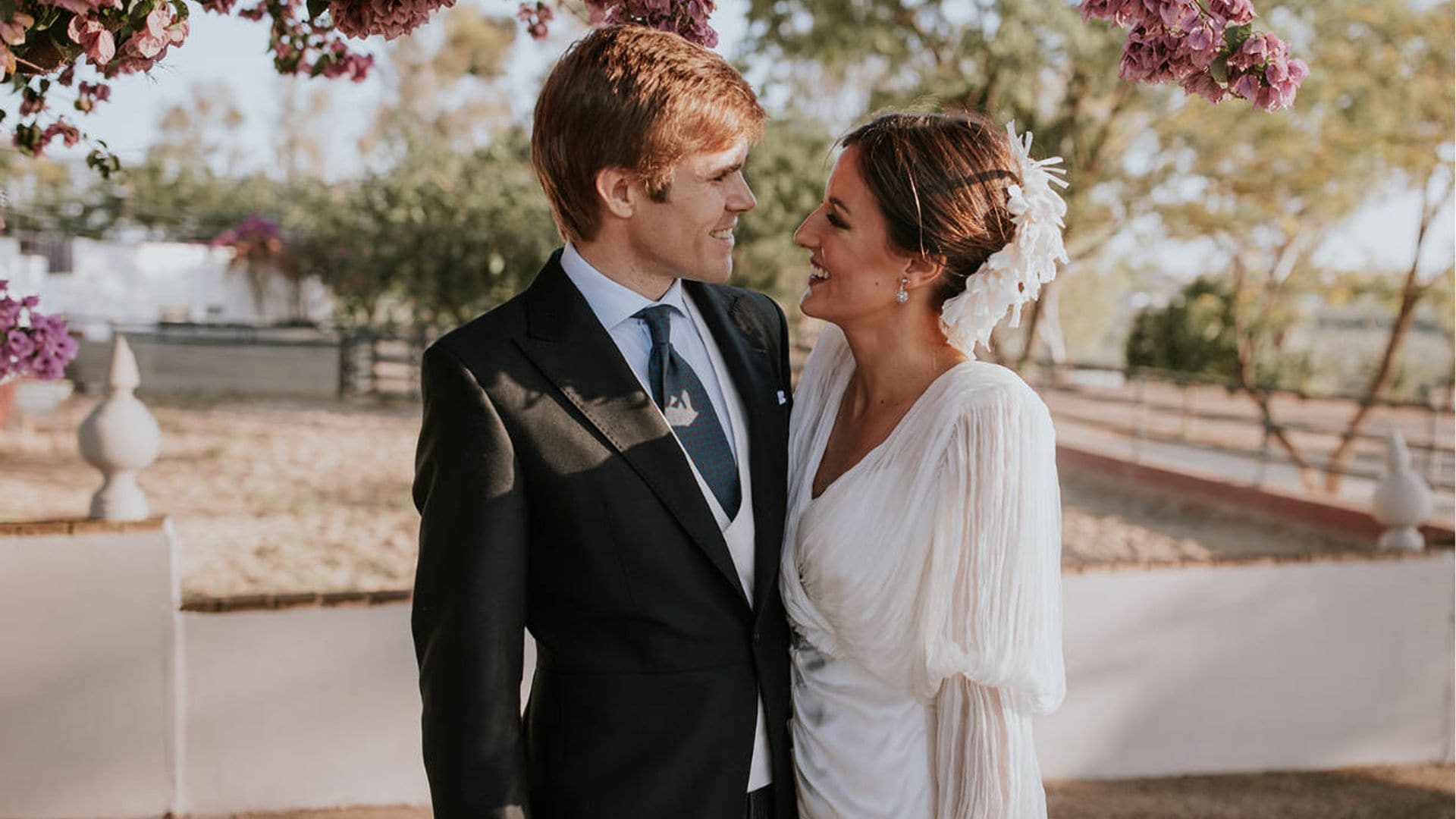 La boda sevillana de Carlota, la novia del vestido convertible y el tocado especial