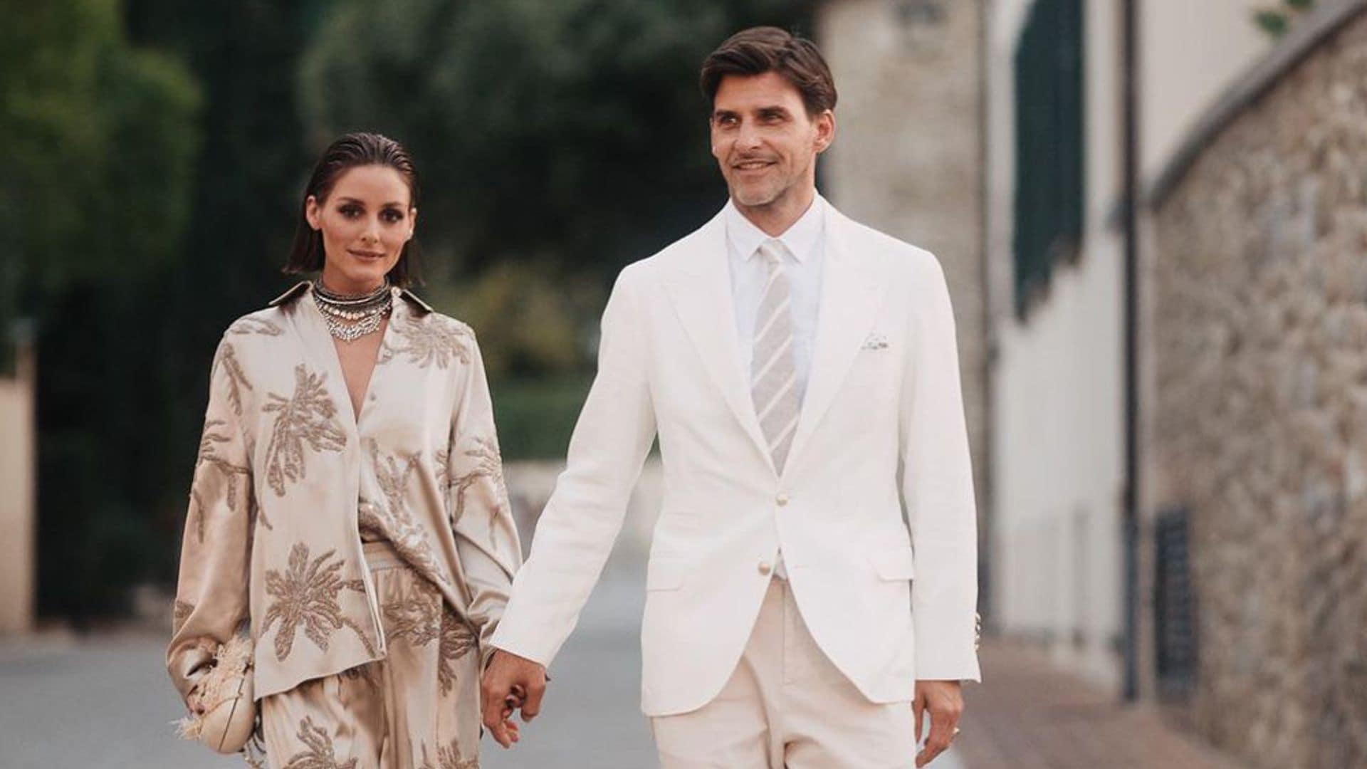 Olivia Palermo sorprende en una fiesta con la versión más cómoda (y elegante) del traje de invitada