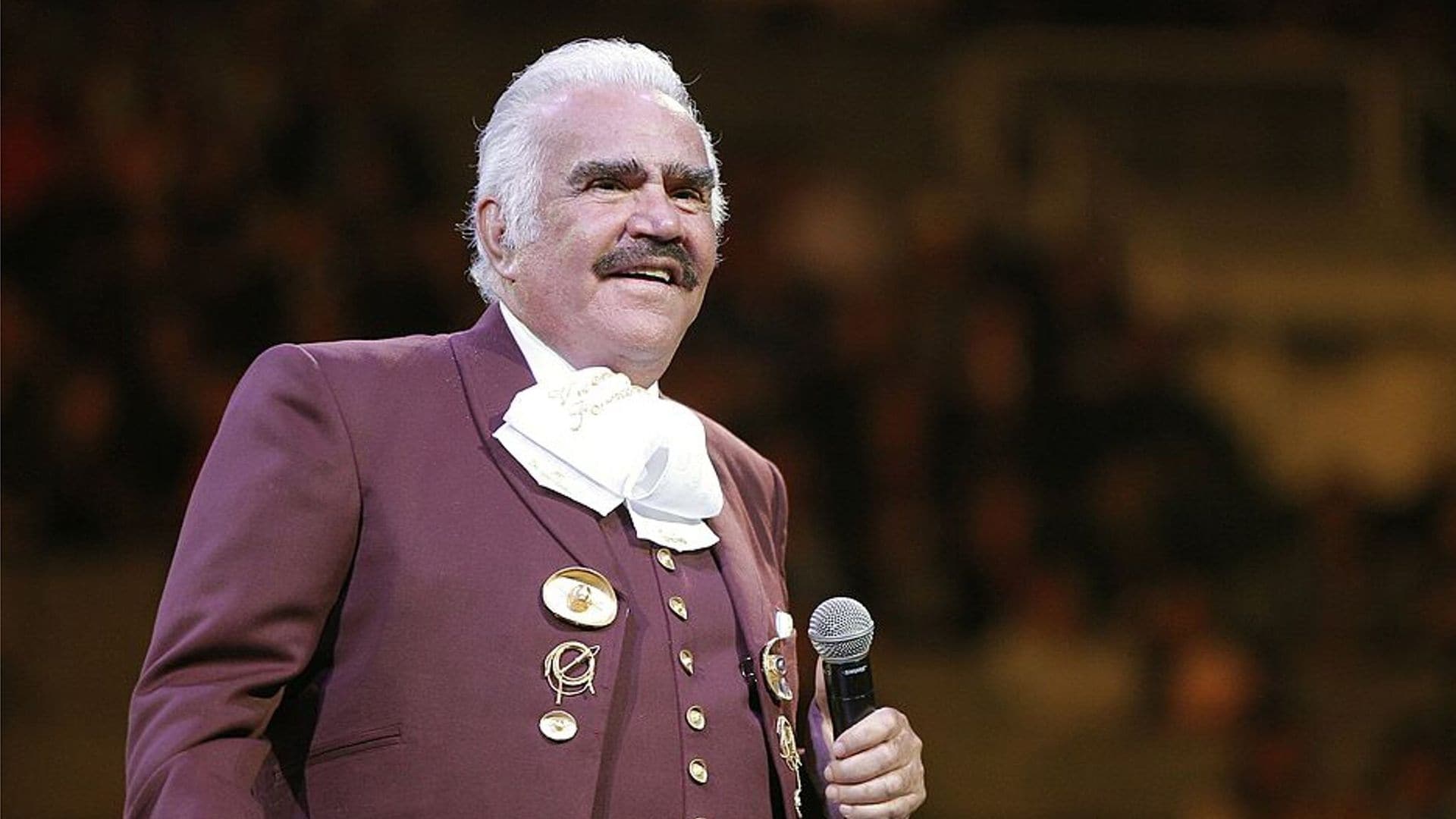 Vicente Fernández ya puede respirar sin ayuda de un ventilador artificial