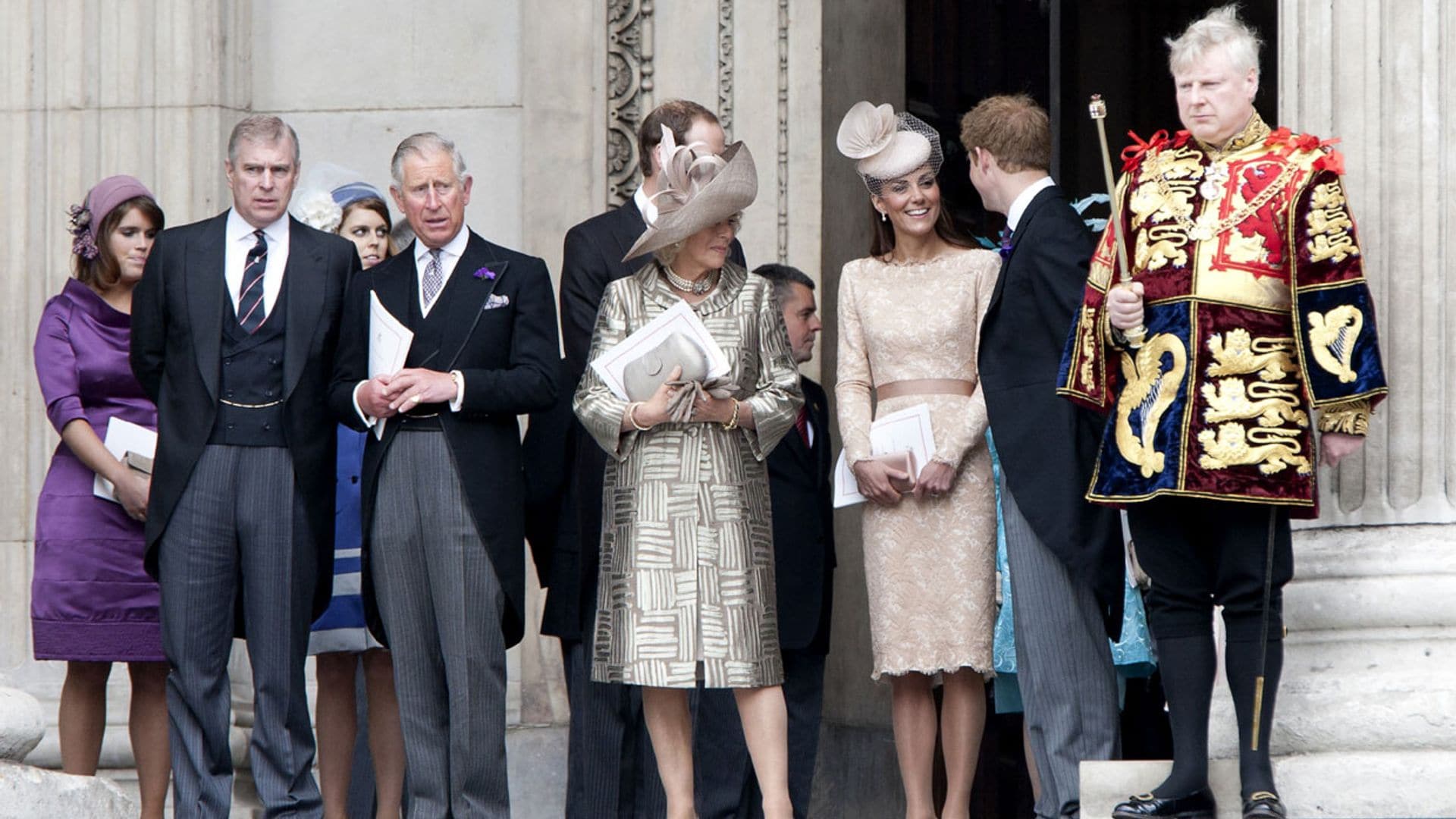 De los 'gin-tonics' de la Reina Madre al peluche de Carlos III: las curiosidades de los Windsor, confirmadas por Harry