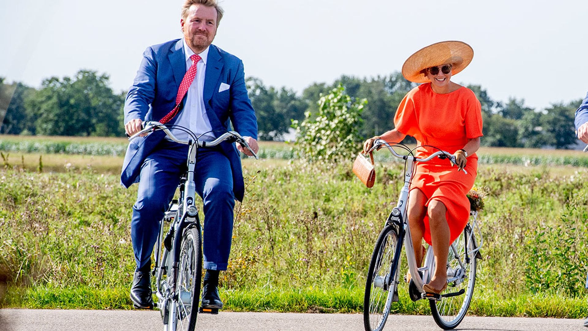 ¡Más difícil todavía! Máxima de Holanda con taconazo, bolso y pamela en bicicleta