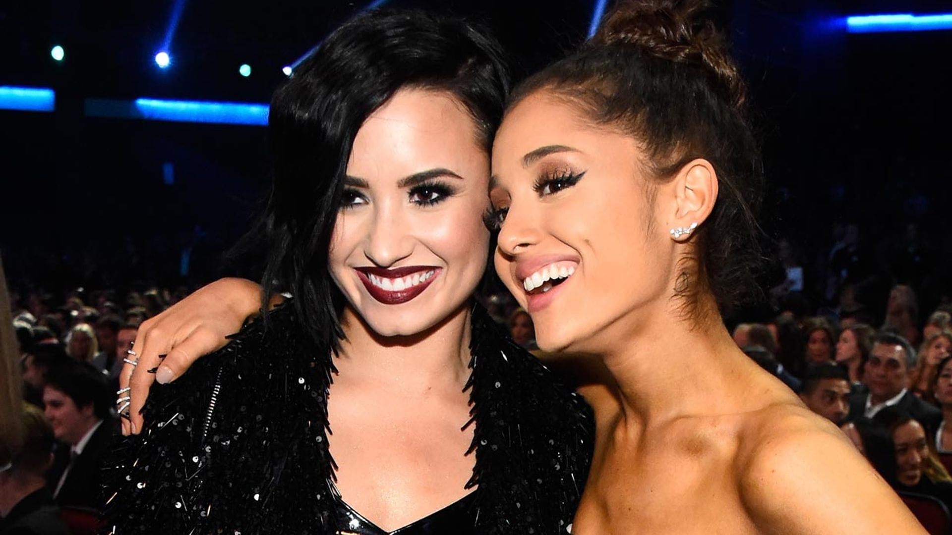 Tras un año complicado, Demi Lovato sopla 27 velas junto a Ariana Grande