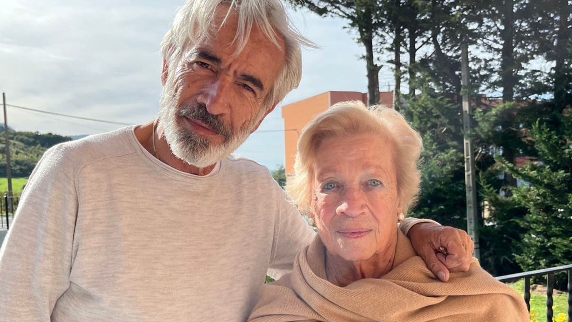 Imanol Arias posa orgulloso junto a su madre, Teresa, que cumple 90 años: 'Eres nuestra alegría de vivir'