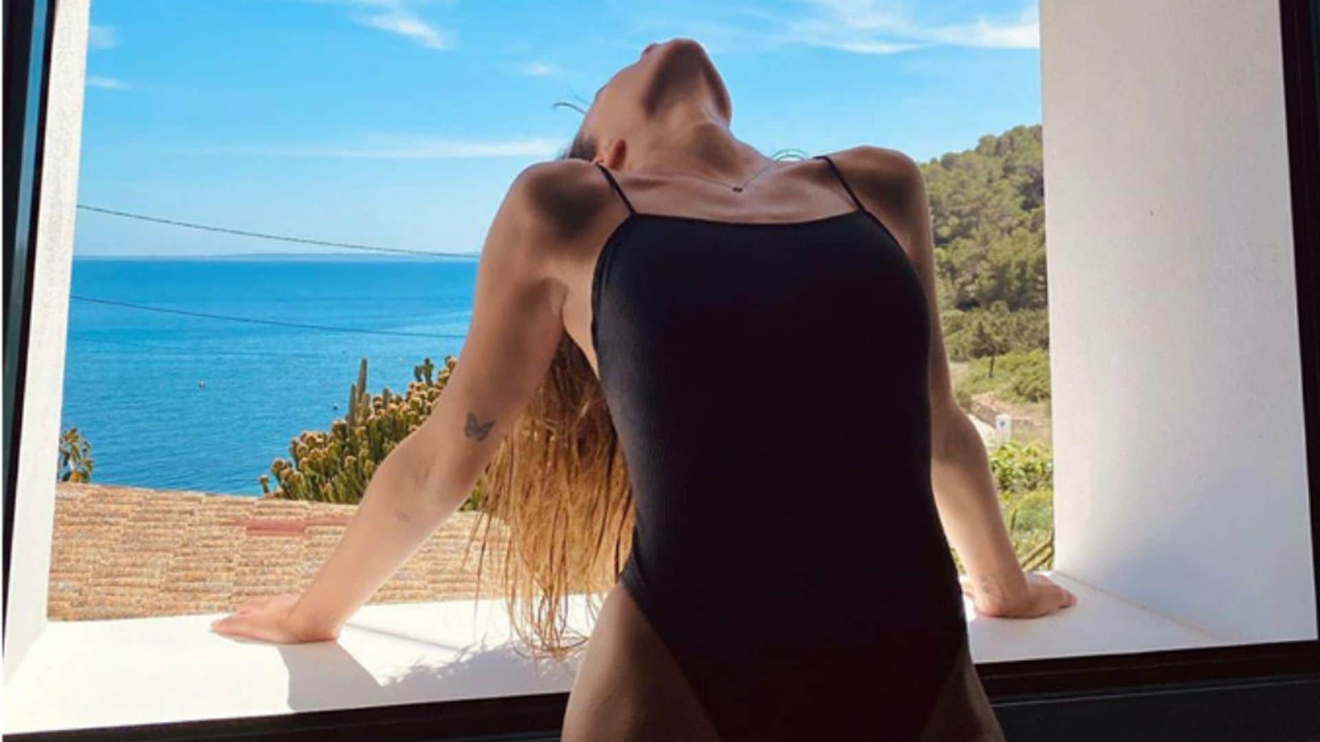 Bañador de día, body de noche: la tendencia que ha conectado a Aitana y Lola Índigo