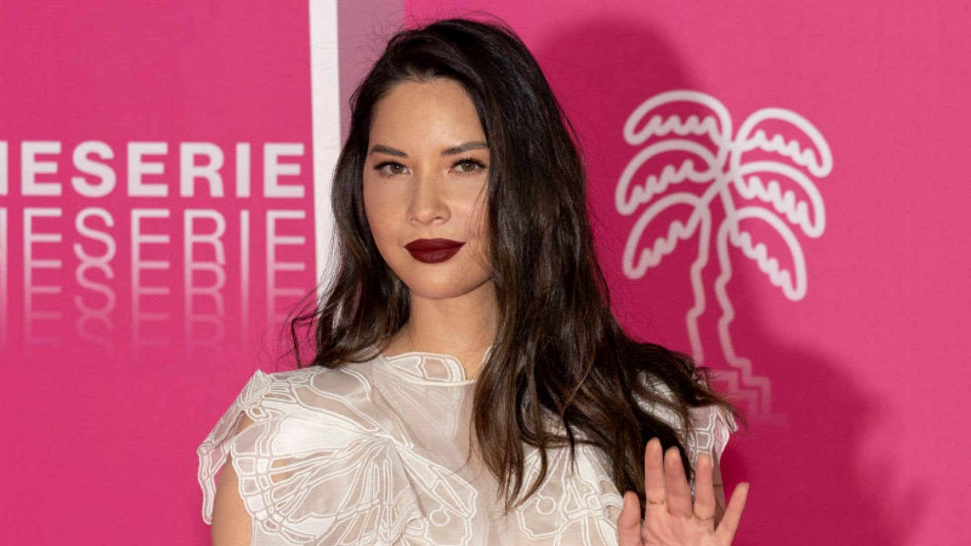 ¿Elegante con un vestido corto y transparente? Sí, como Olivia Munn en Cannes