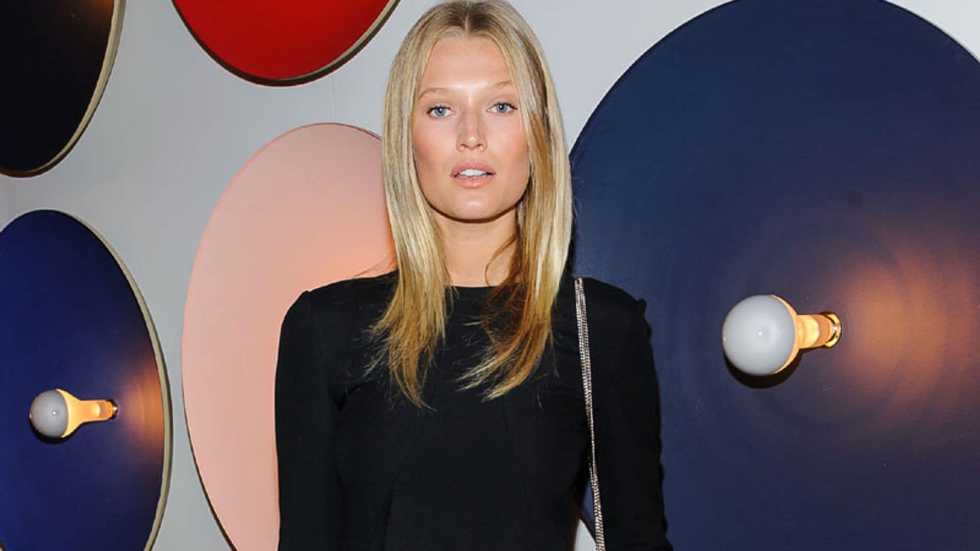 Toni Garrn baila al ritmo de 'La cintura', el próximo 'single' de Álvaro Soler