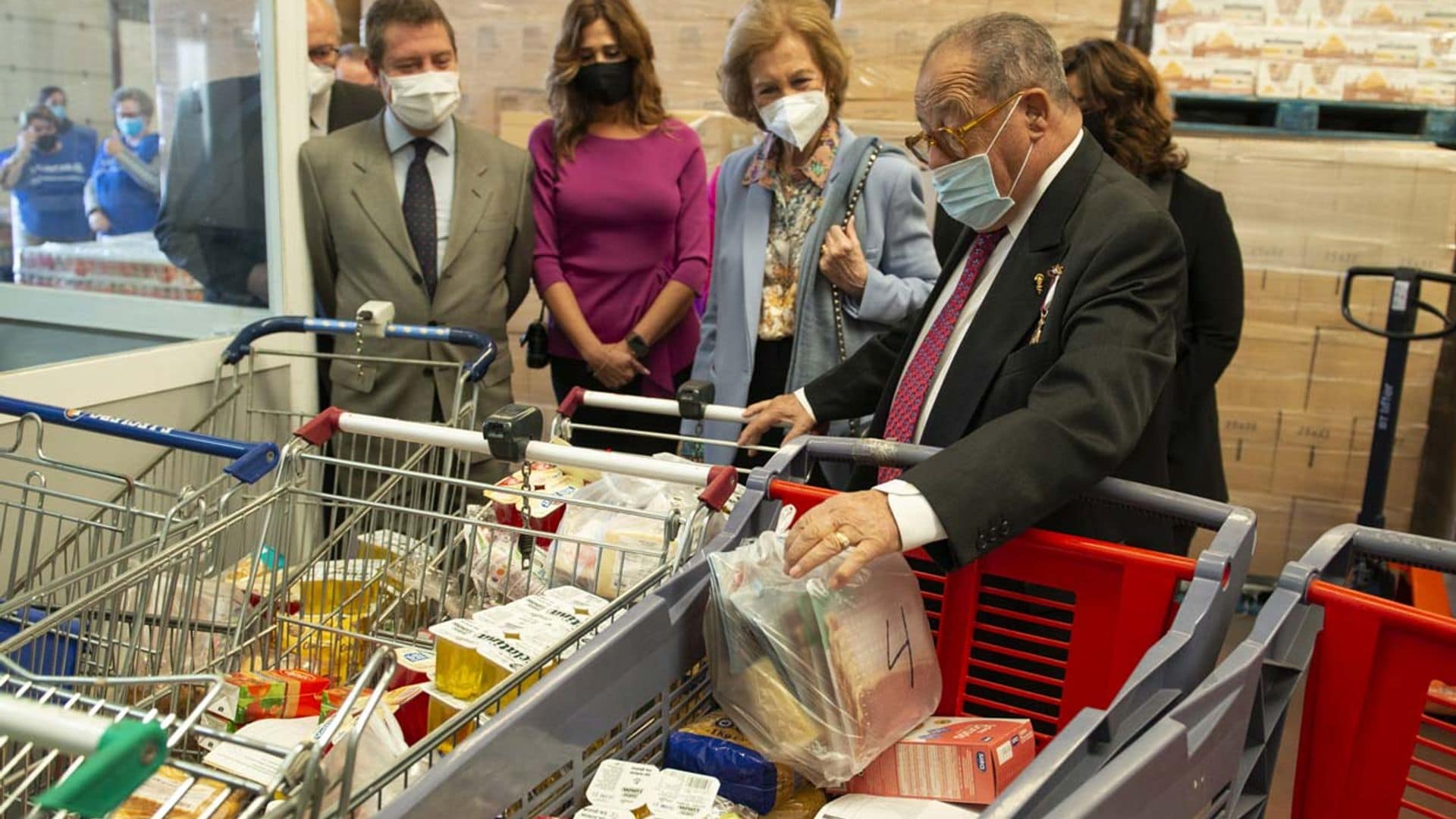 El reconocimiento que ha recibido doña Sofía en su visita al Banco de Alimentos de Ciudad Real