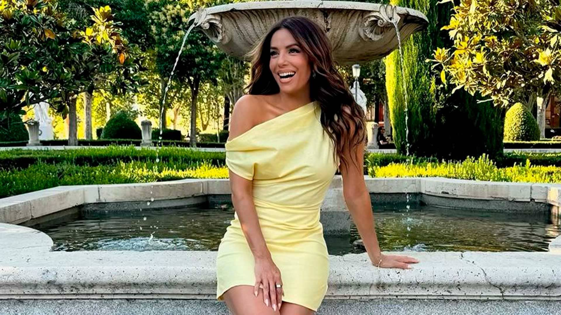 Eva Longoria vuelve a lucir su peinado favorito: la coleta 'coquette' perfecta para invitadas