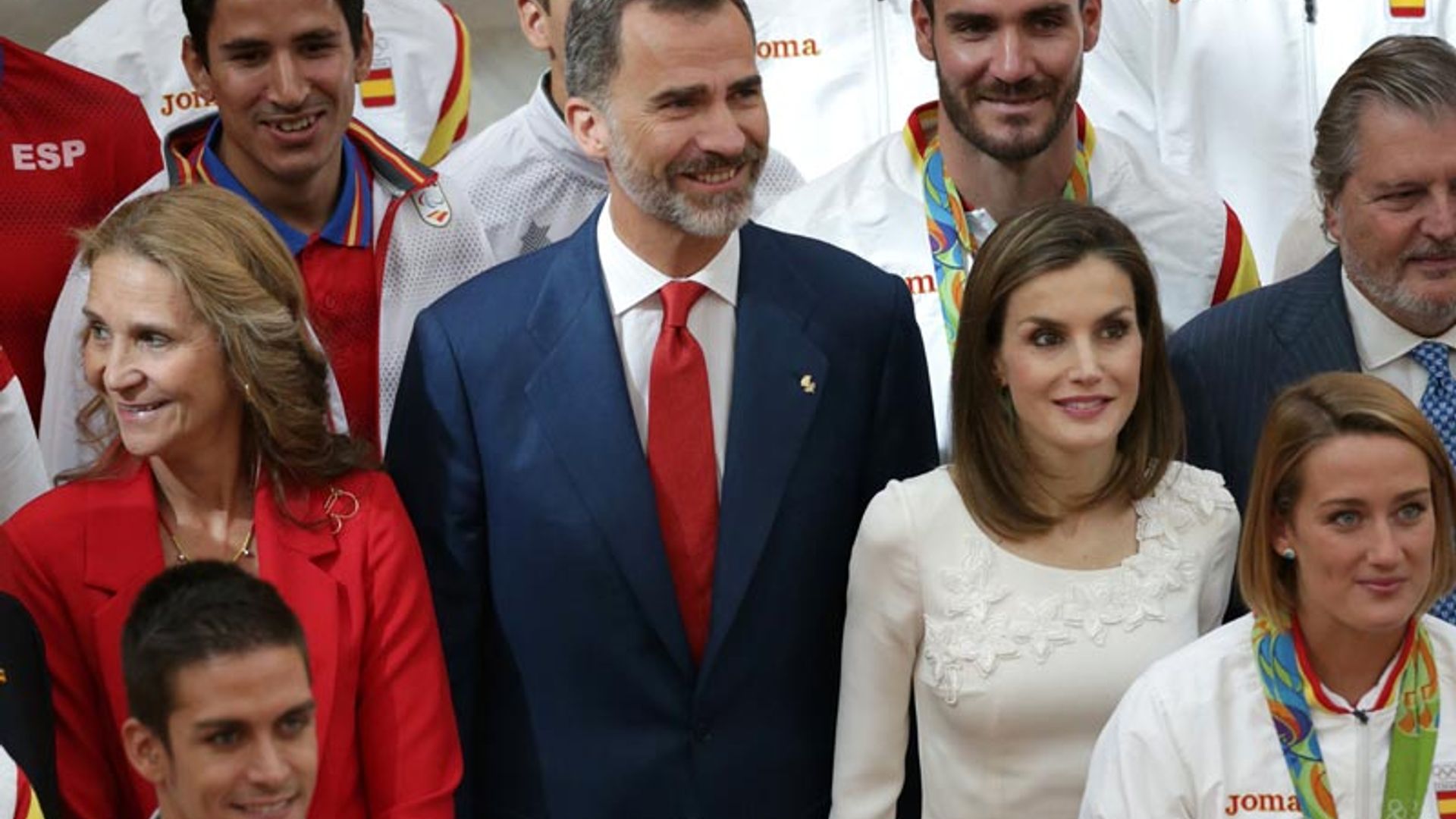 Los Reyes, acompañados por la infanta Elena, dan su aplauso a los olímpicos por saber luchar "hombro con hombro" por España