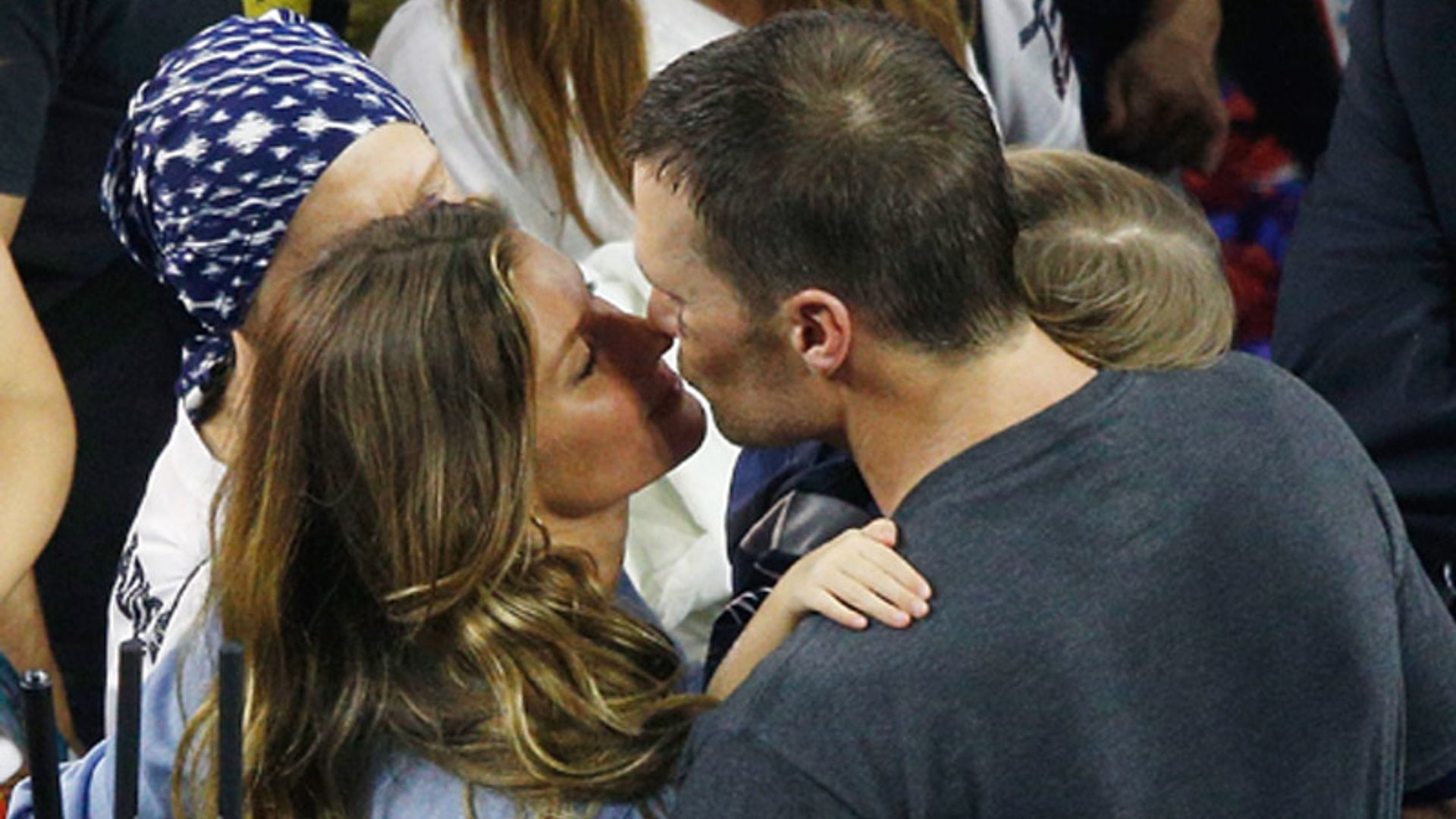 El beso del triunfo en la Superbowl: Gisele Bündchen y Tom Brady