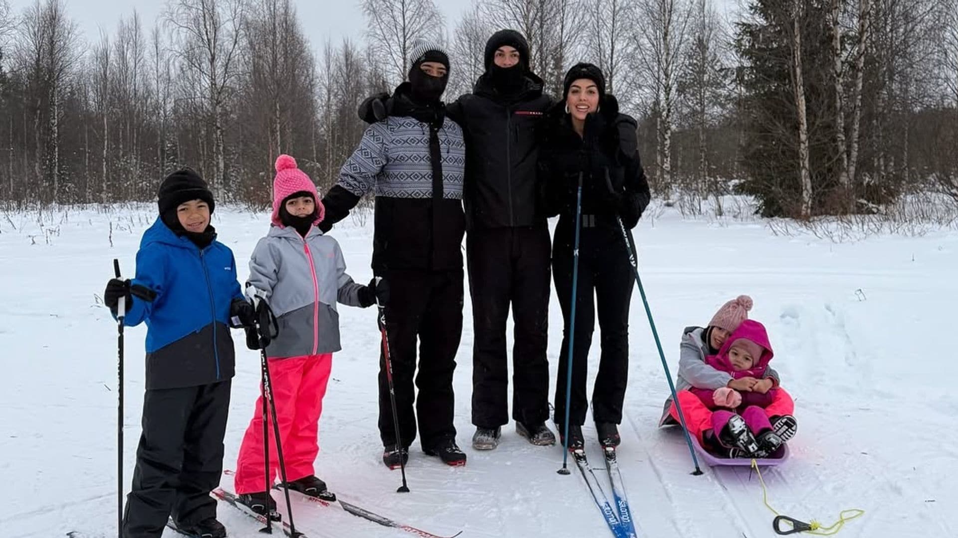 Cristiano Ronaldo y Georgina Rodríguez visitan a Papá Noel en Laponia con sus hijos