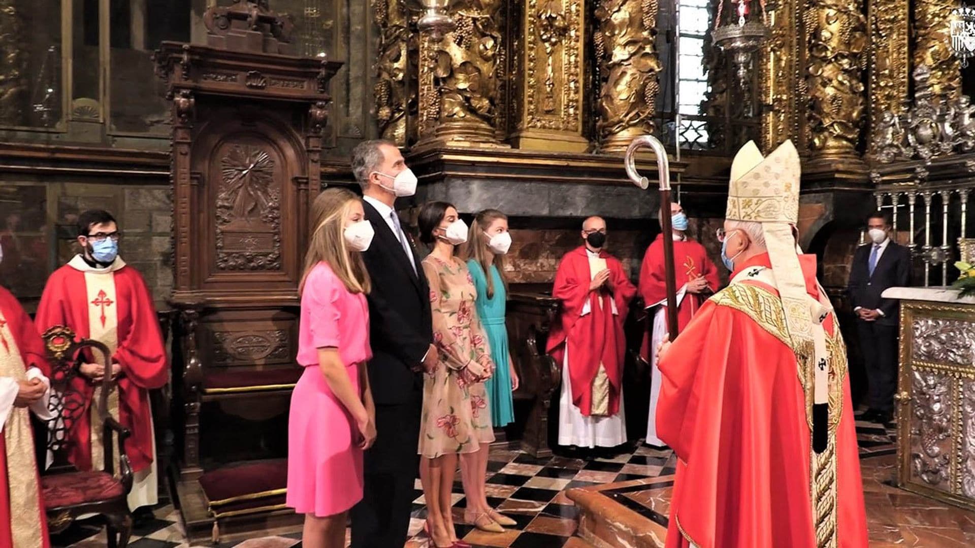 Impresionadas por el ritual del botafumeiro, así se han mostrado Leonor y Sofía en la Ofrenda al Apóstol