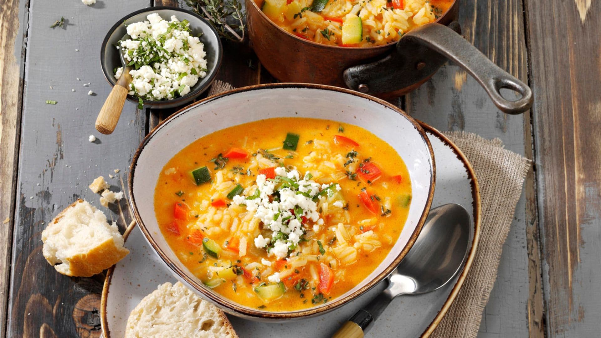 Arroz caldoso de verduras con gremolata de queso feta y menta