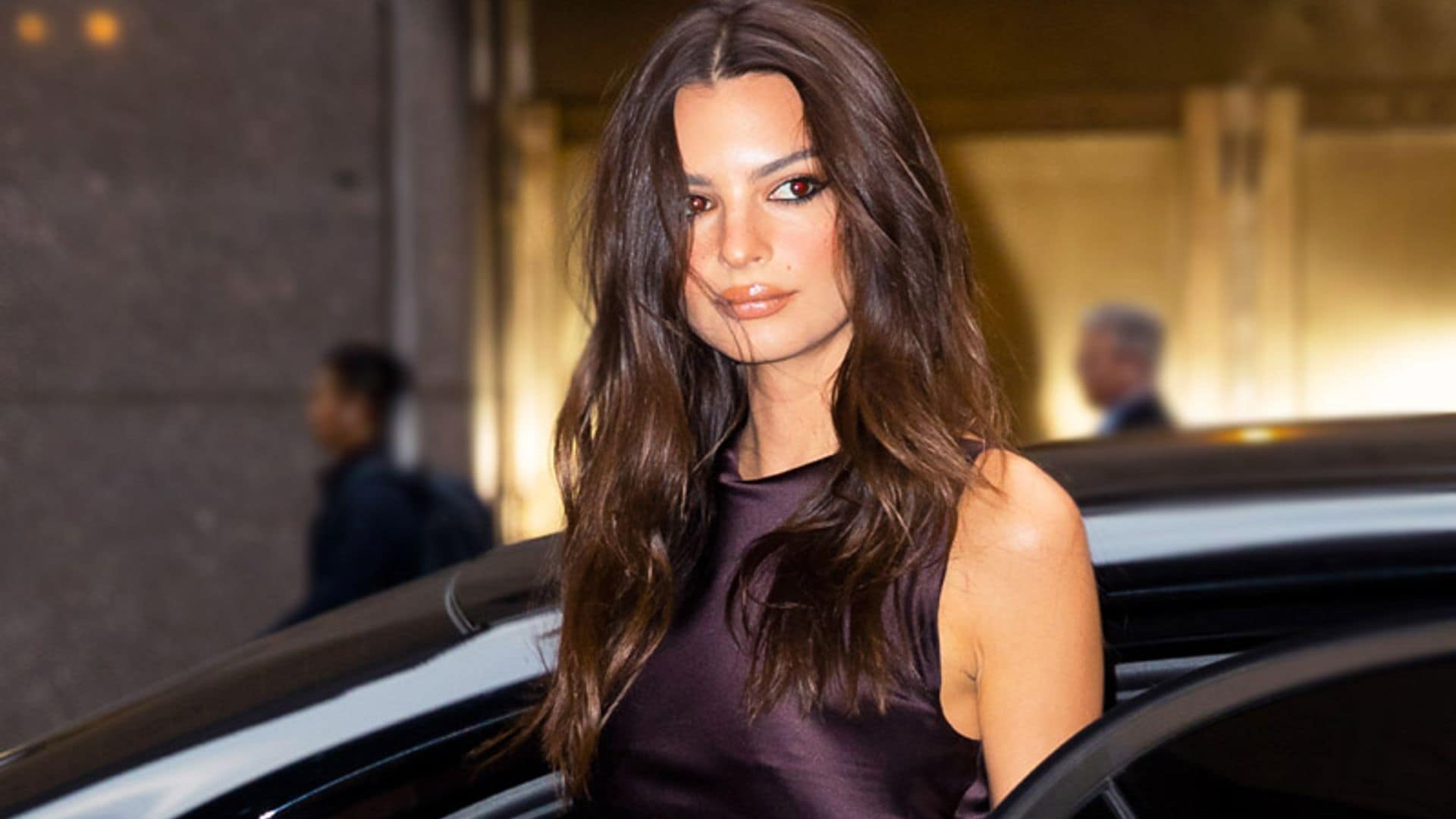 Emily Ratajkowski sigue los pasos de Jennifer Aniston con su nuevo proyecto 'beauty'