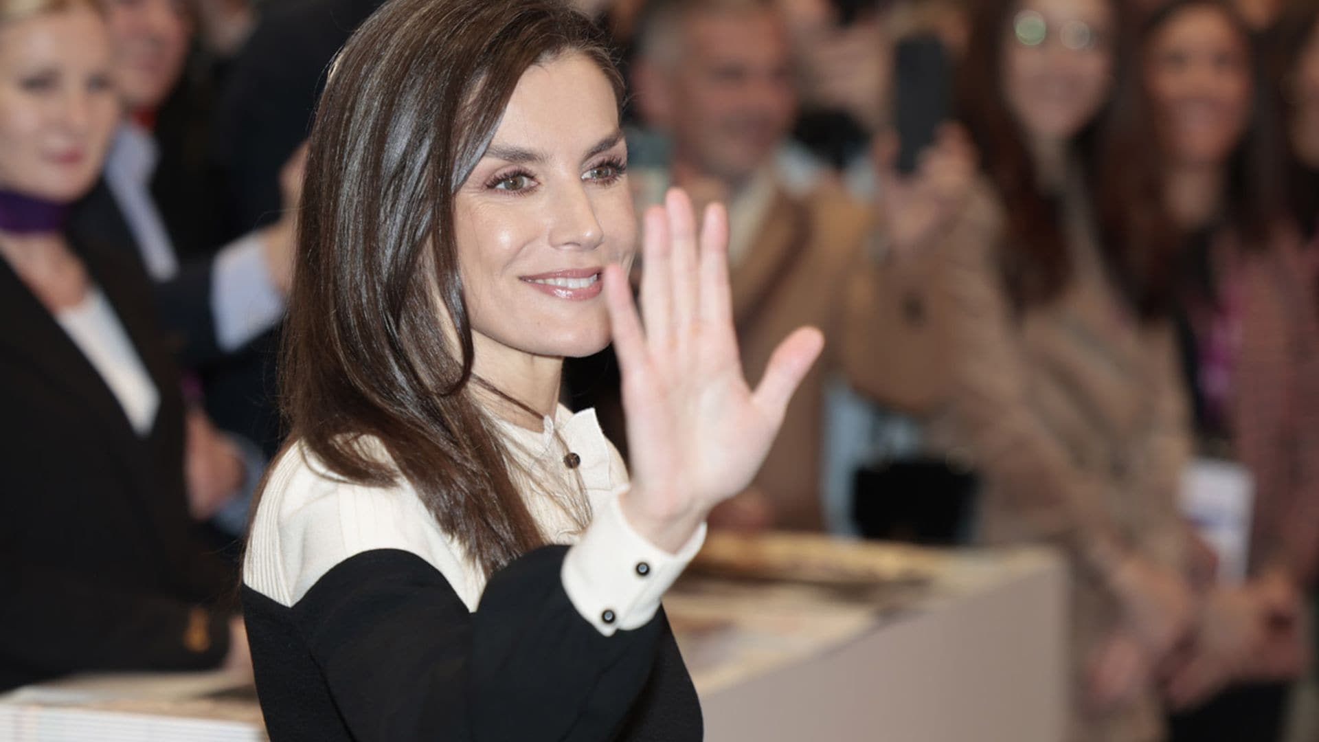 La reina Letizia recicla en FITUR el mono victoriano con sello español que fascinó en Croacia