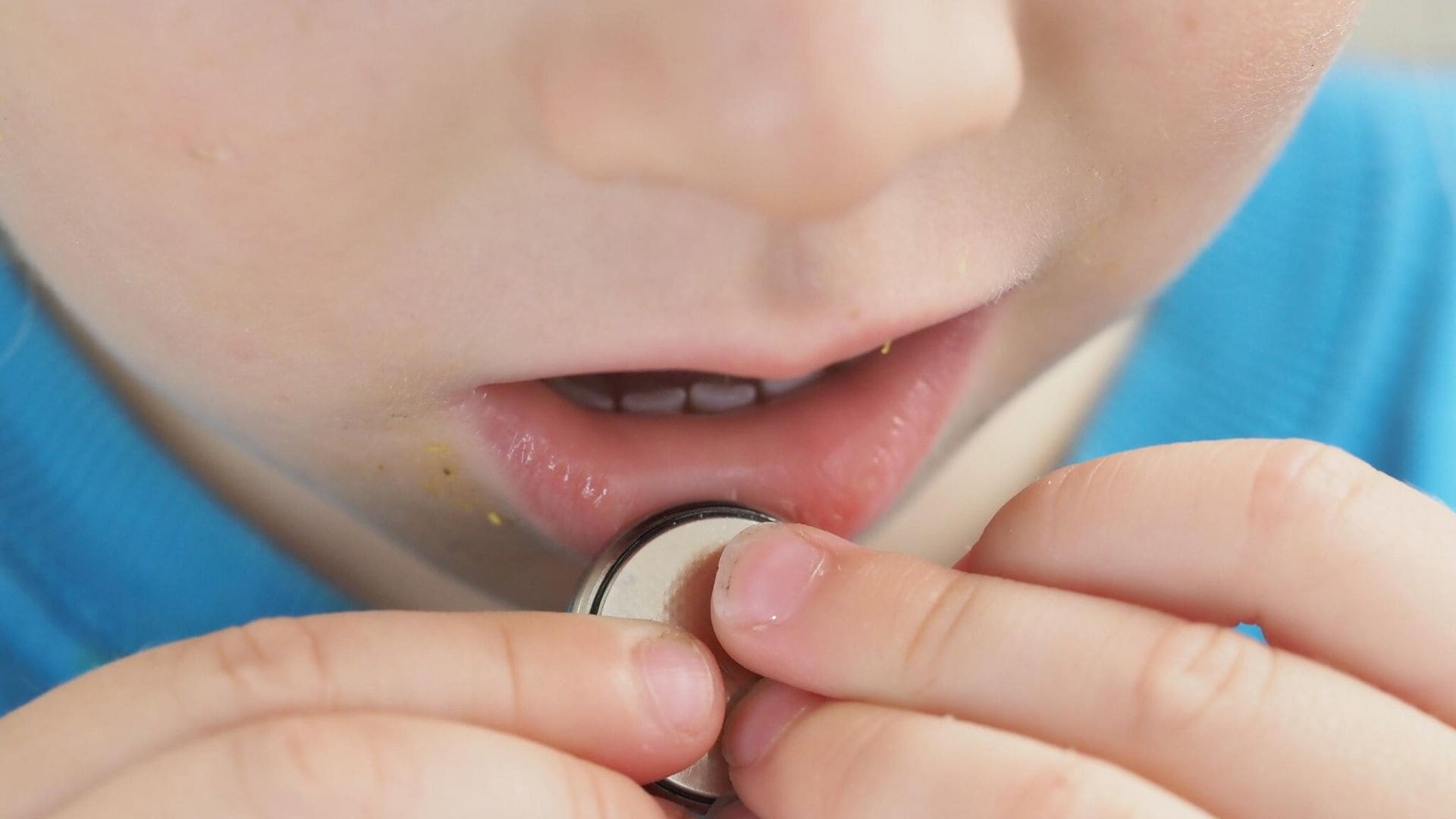 Las pilas de botón, un gravísimo riesgo para la vida de los niños en caso de ingesta