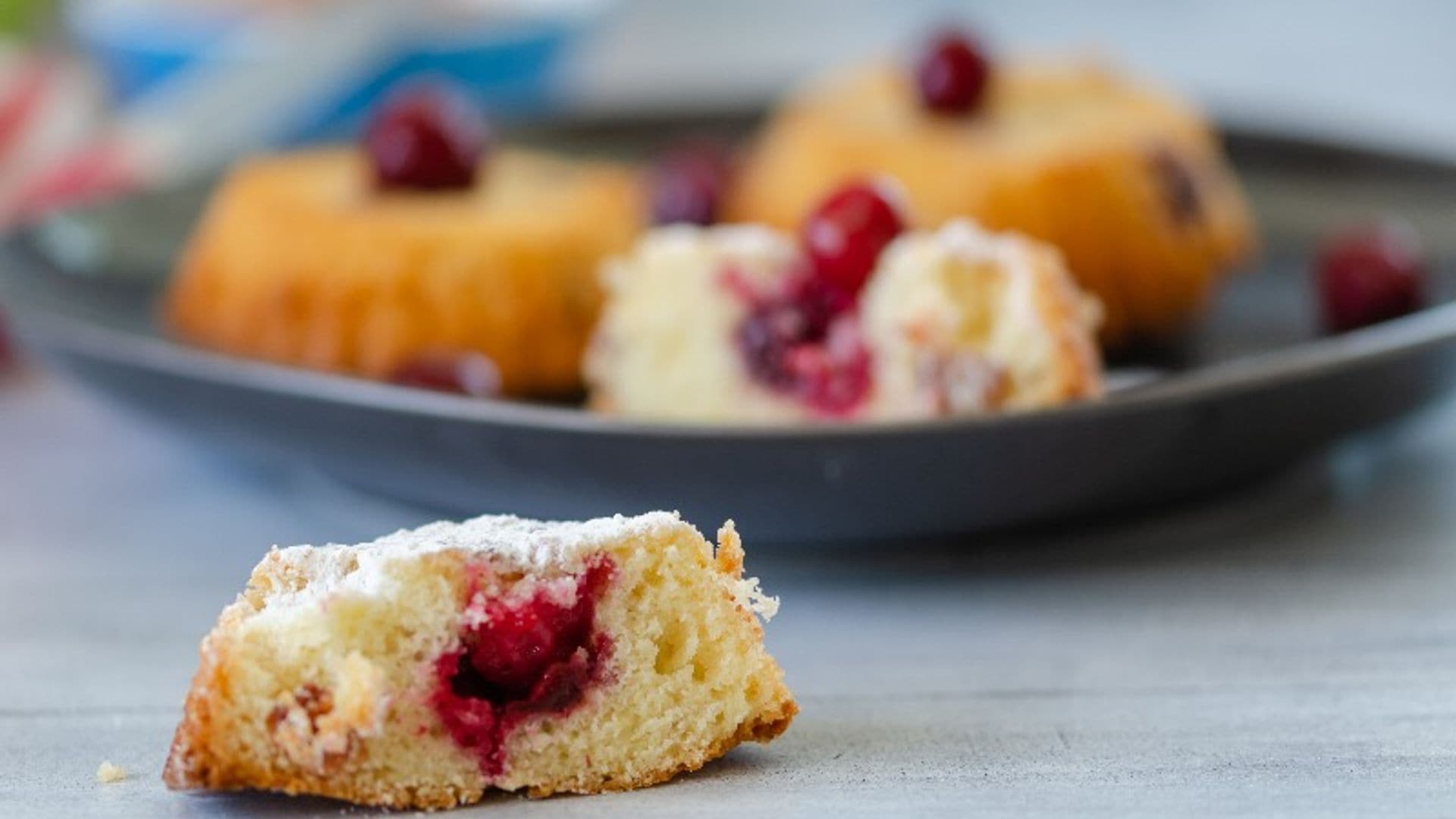 Bizcochitos de vainilla rellenos de 'ricotta' y mermelada de cerezas