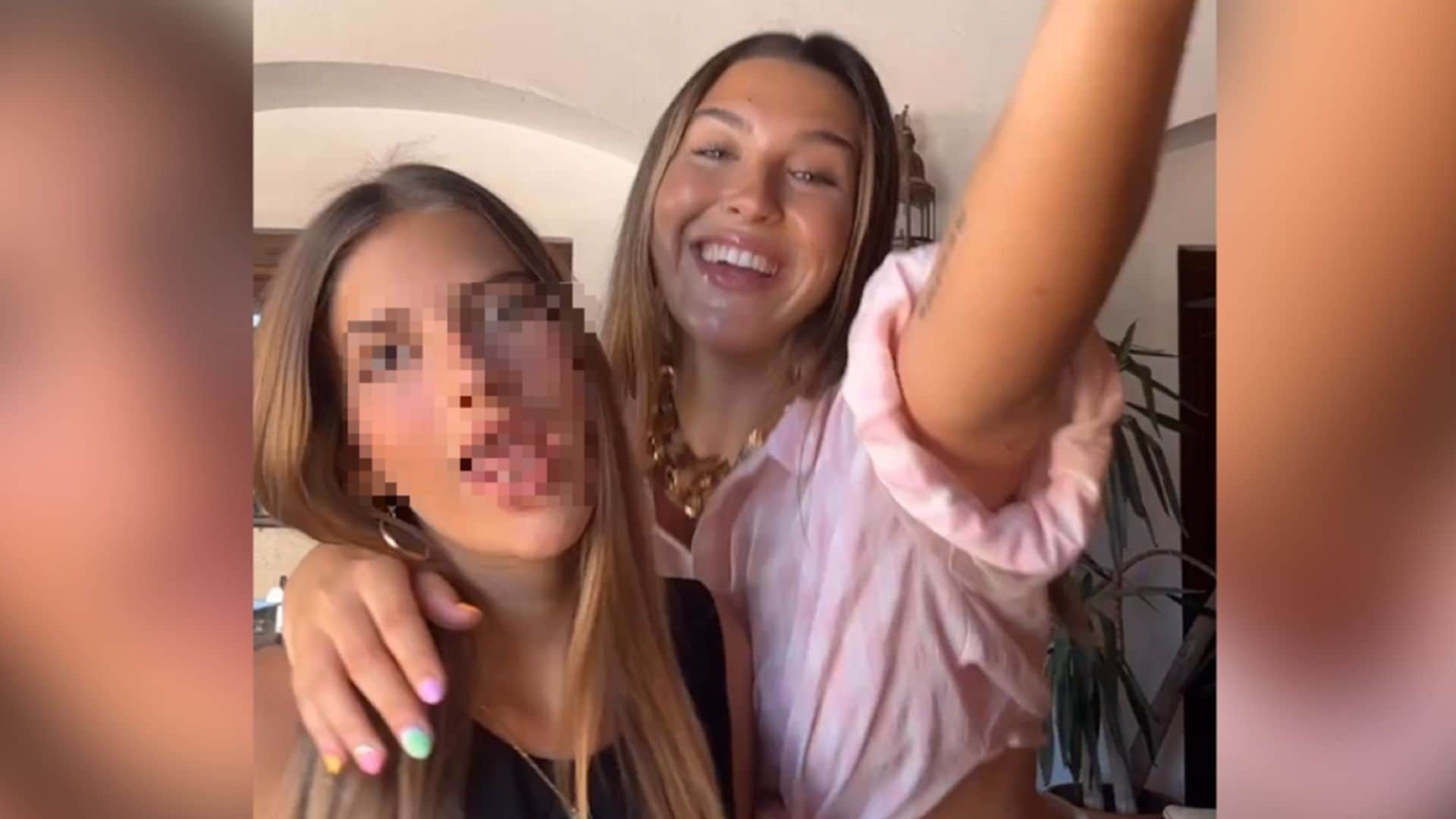 Alba Díaz y su hermana Triana, de 15 años, dos hermanas que se adoran y se divierten juntas